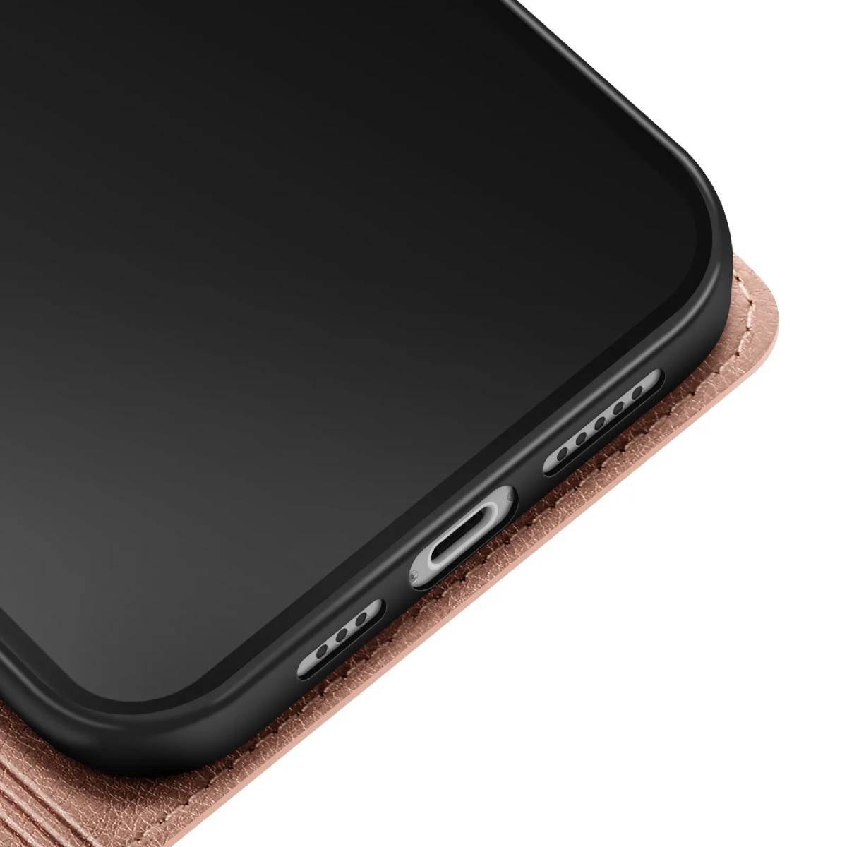 Primo piano di uno smartphone nero in una custodia di pelle marrone. Visibili la porta di ricarica, gli altoparlanti e il bordo del telefono.