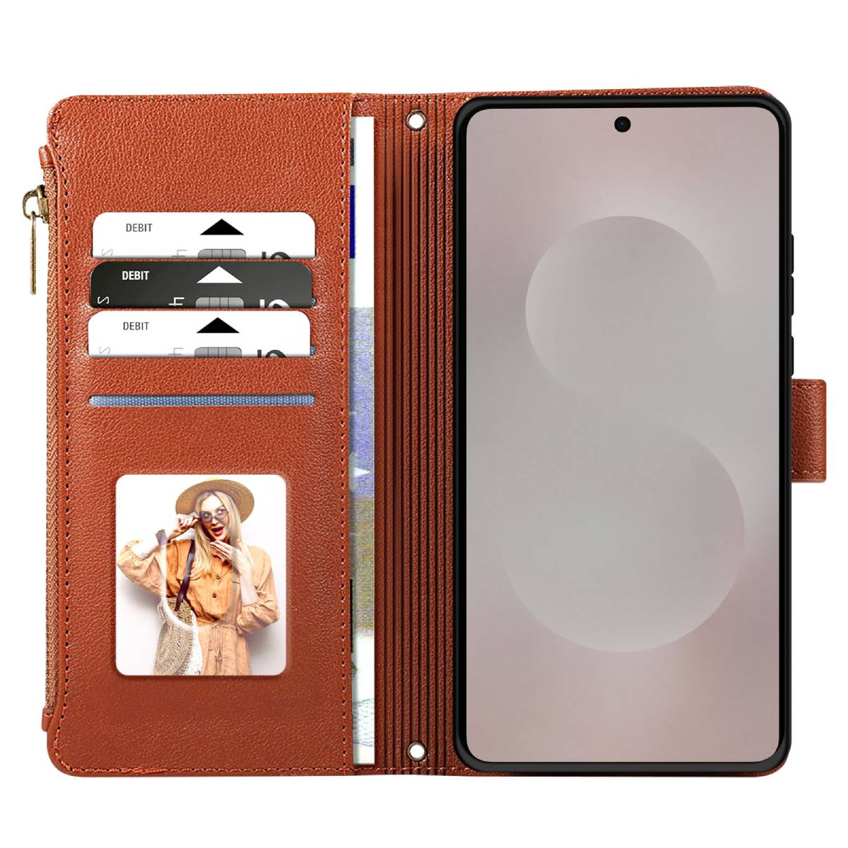 Geöffnete braune Leder-Handyhülle mit Smartphone, Debitkarten, Bargeld und einem Foto einer Frau mit Hut.