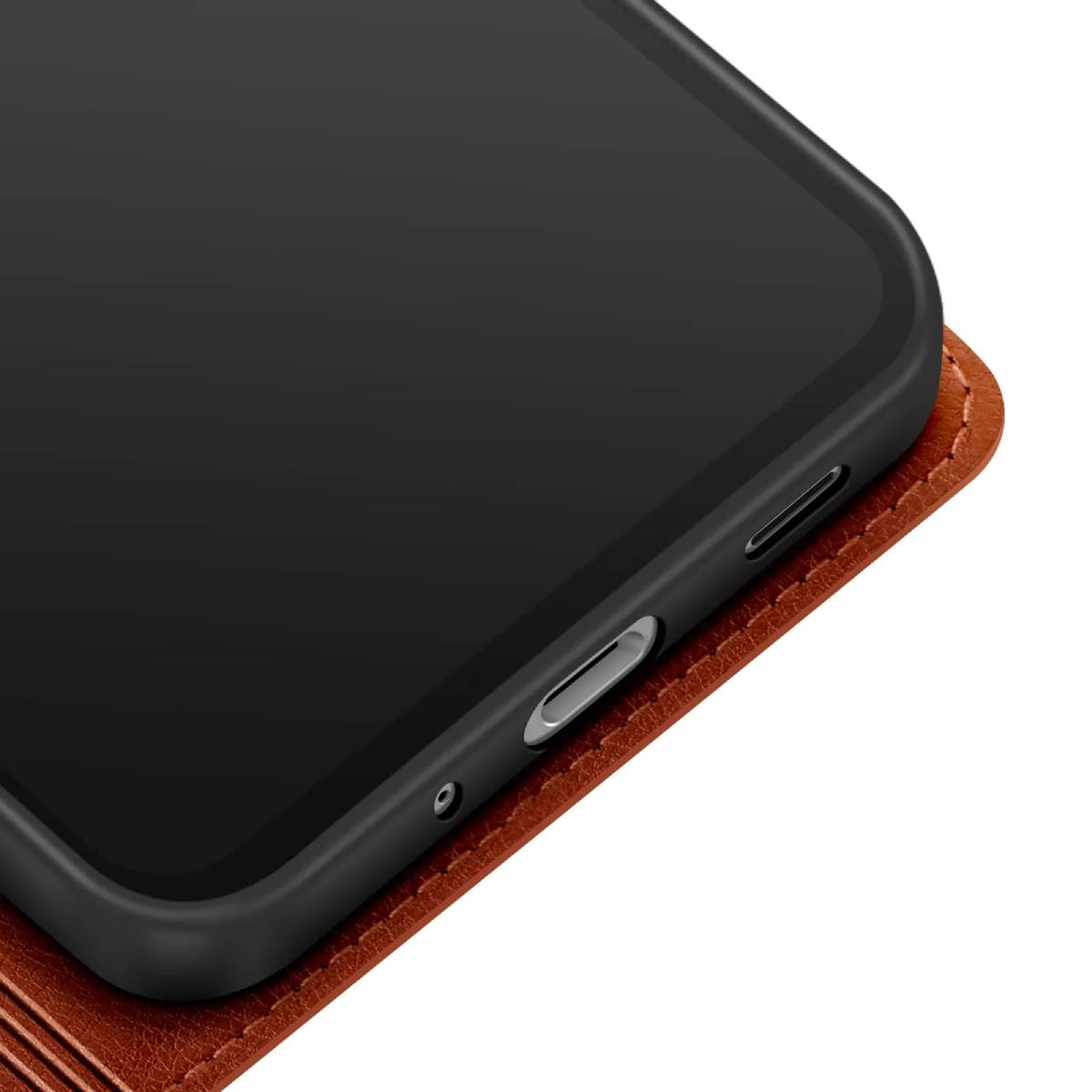 Nahaufnahme eines schwarzen Smartphones in einer braunen Lederhülle. Der Bildschirm ist dunkel, Knöpfe sind sichtbar. Lederstruktur.