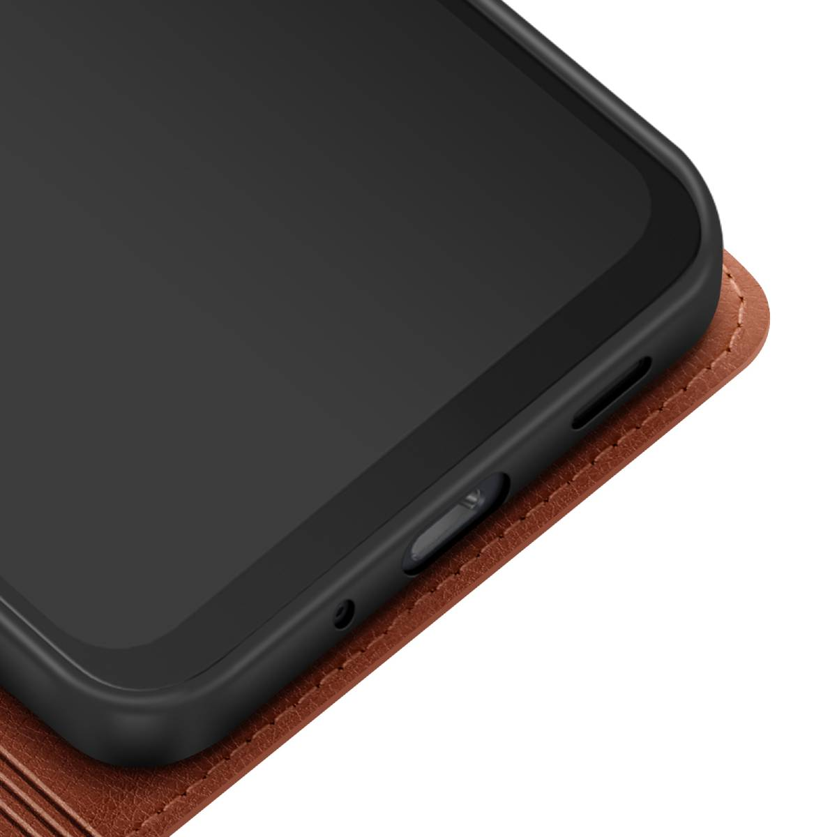 Primo piano di uno smartphone in una custodia di pelle marrone. Lo schermo è nero e la custodia ha cuciture.