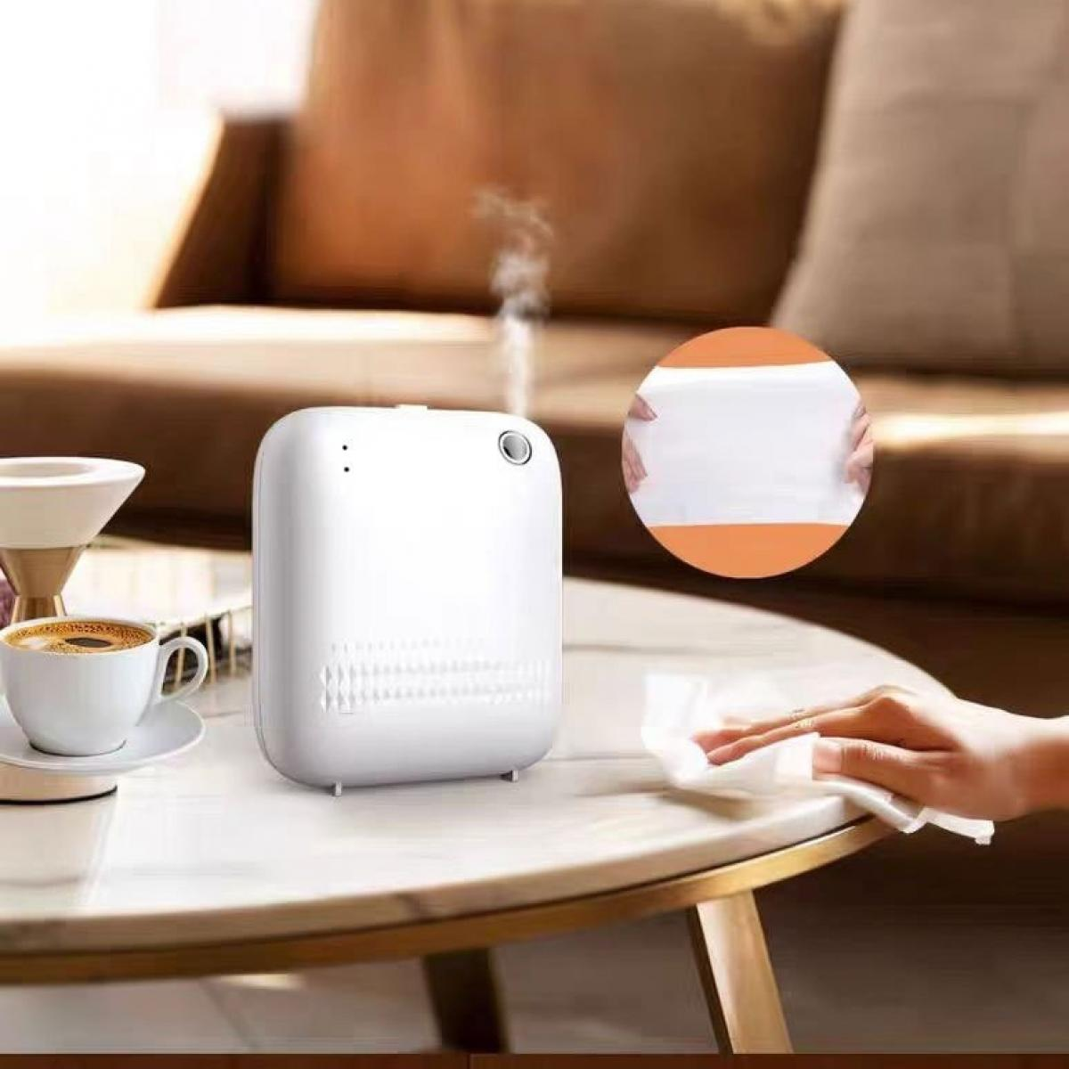 Ein weißer Luftreiniger auf einem Tisch. Eine Kaffeetasse und eine Person, die den Tisch mit einem weißen Tuch putzt, sind ebenfalls zu sehen.