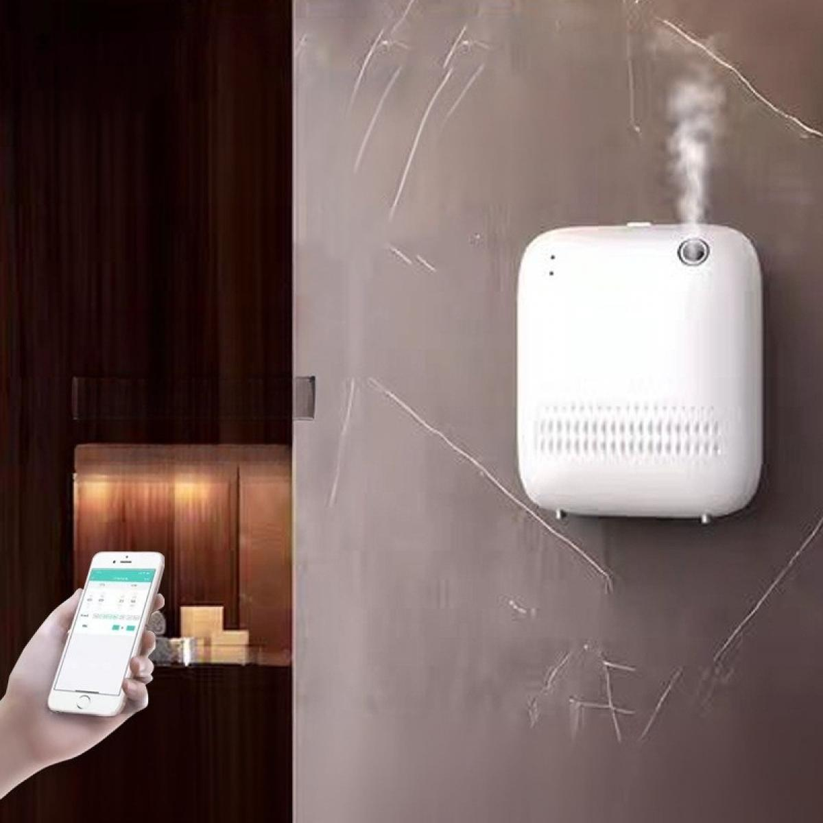 Ein weißer Lufterfrischer an einer Wand mit Dampf. Eine Hand hält ein Telefon mit geöffneter App. Dunkle Holztür im Hintergrund.