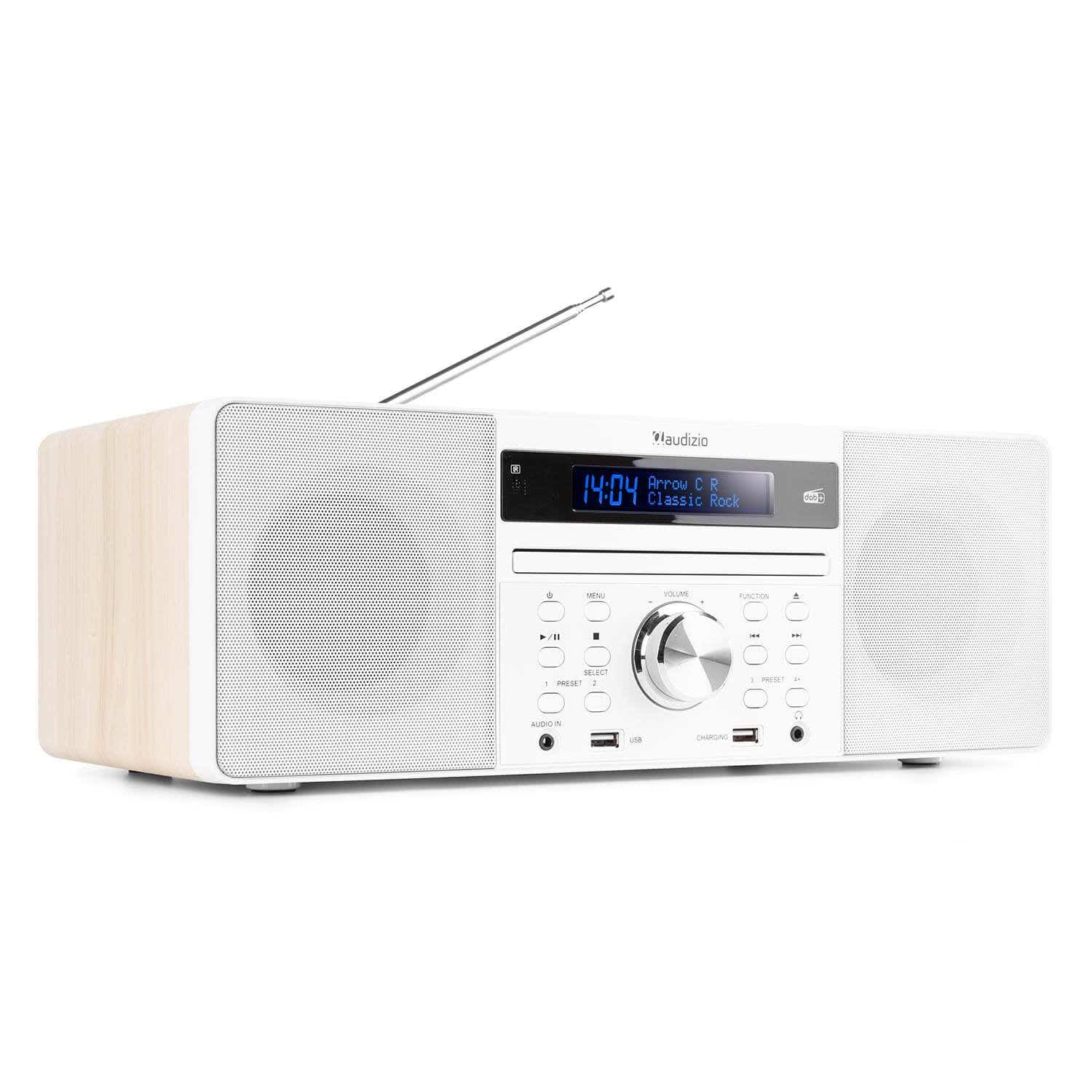 Ein weißes und holzfarbenes Radio mit Digitalanzeige, die Zeit und Radiosenderinformationen anzeigt. Hat Antenne und Knöpfe.