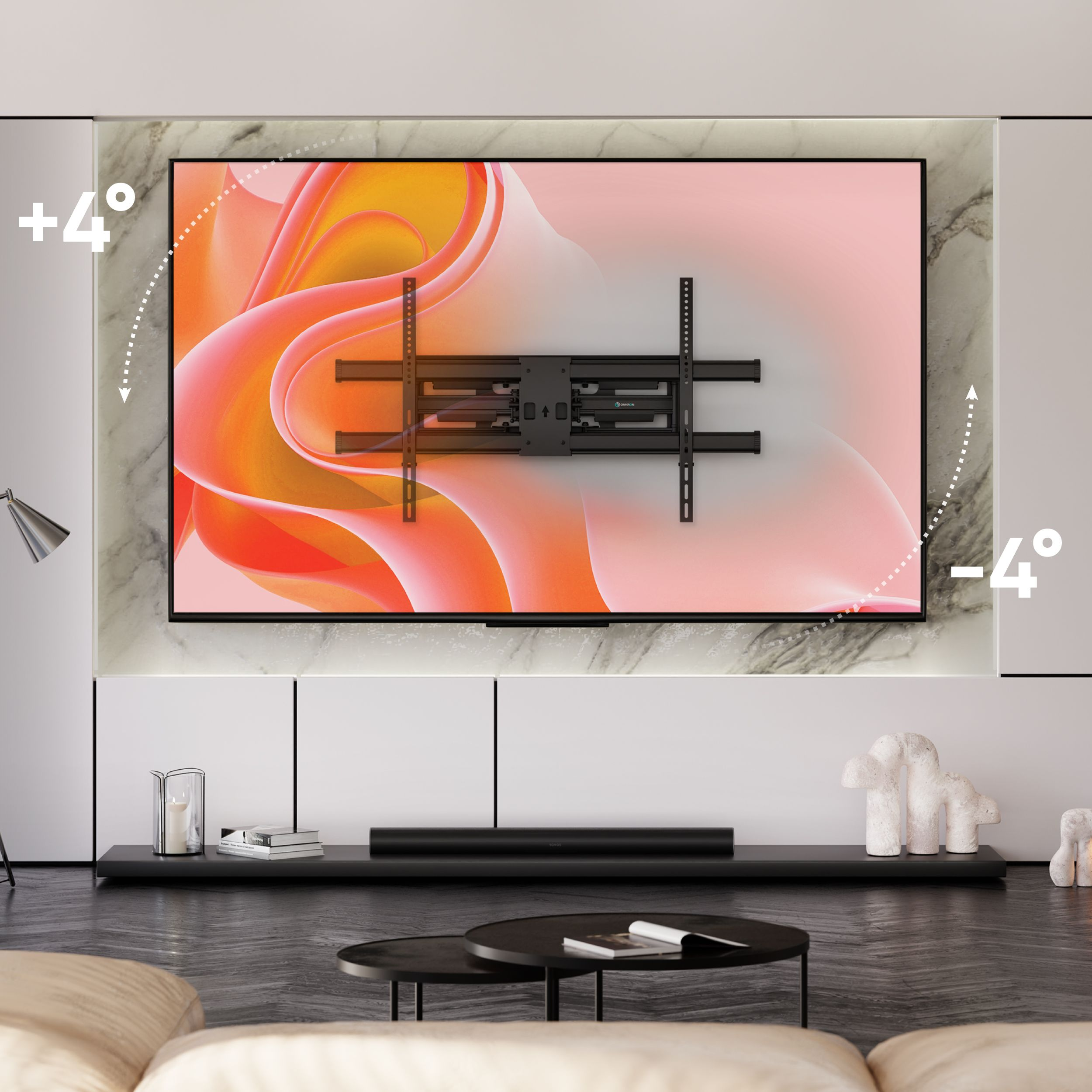 Telewizor z czarnym uchwytem, abstrakcyjnym tłem w kolorze różu i pomarańczy. Czarna półka z dekoracjami i soundbarem. Ciemna drewniana podłoga.