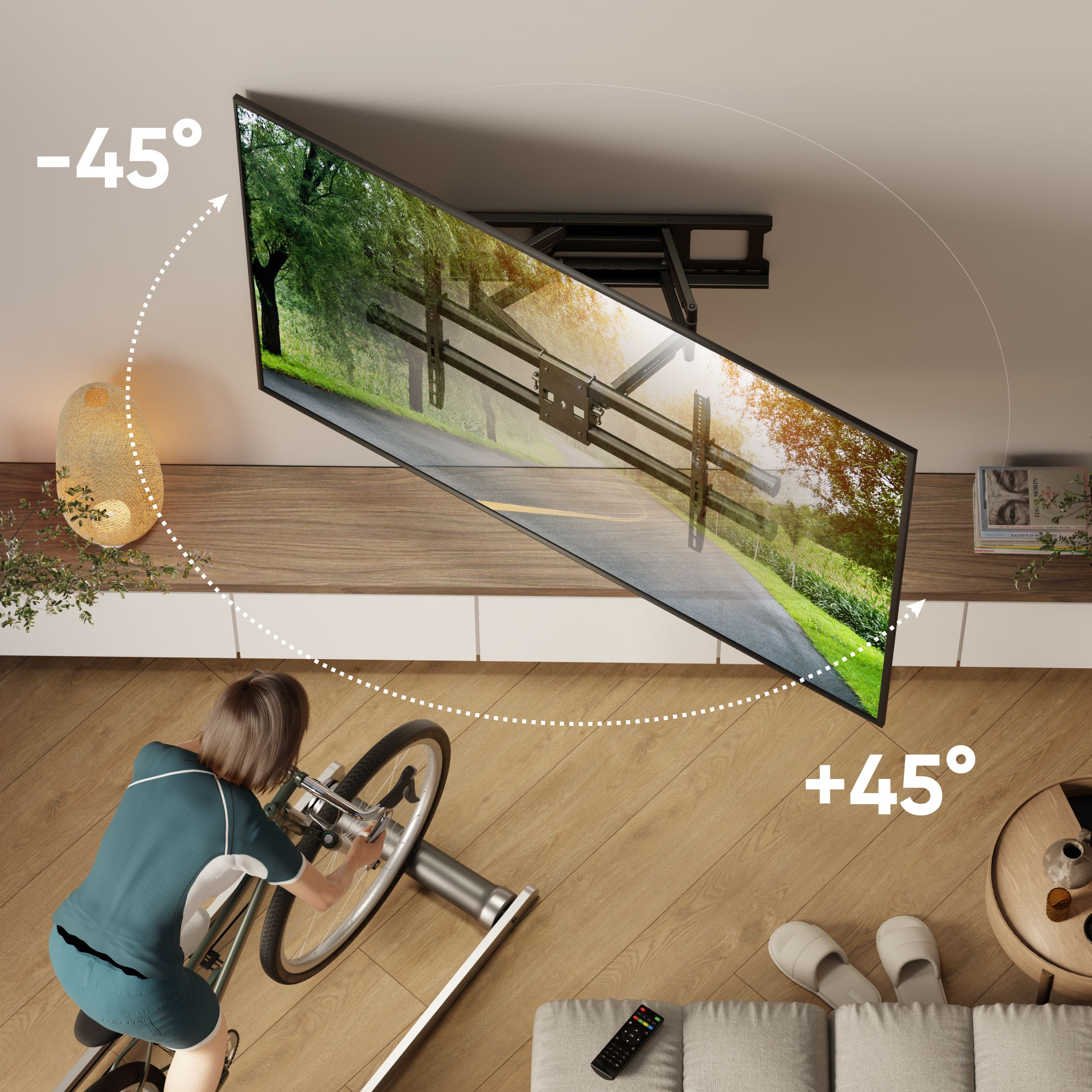 Osoba jeździ na rowerze w pomieszczeniu, TV pod kątem. Drewniana podłoga, sofa, pilot, lampa i kapcie są widoczne.