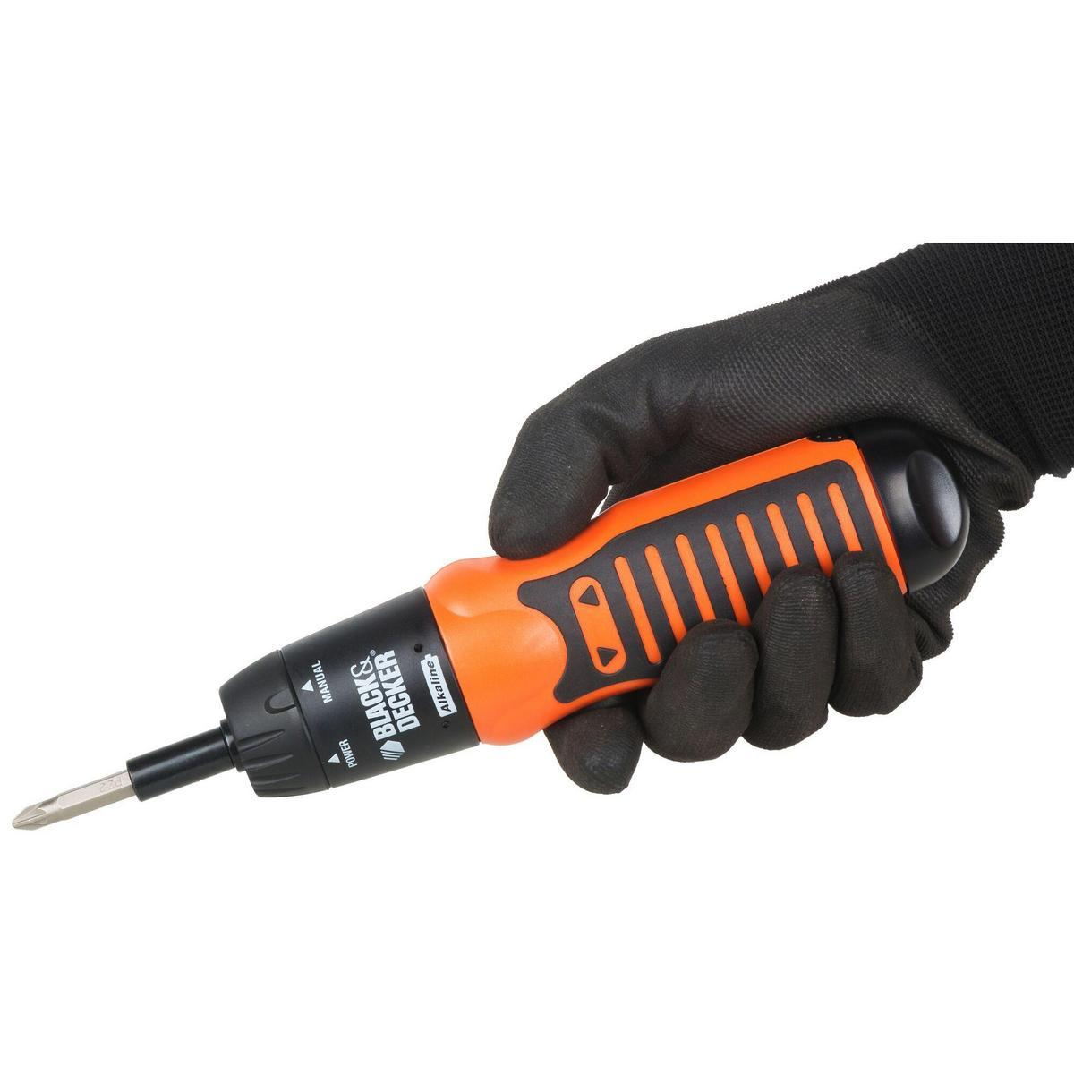 Una mano guantata tiene un cacciavite Black+Decker arancione e nero. L'utensile è angolato, con la punta rivolta verso sinistra.