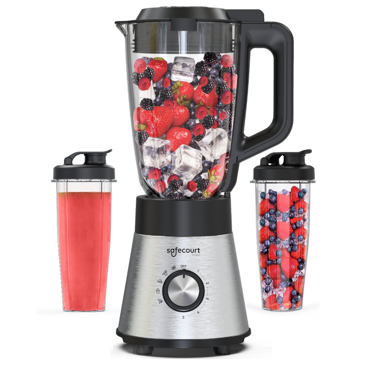Een blender met een doorzichtige kan gevuld met bessen en ijs. Twee bekers met deksels, een met smoothie, een met bessen en ijs.