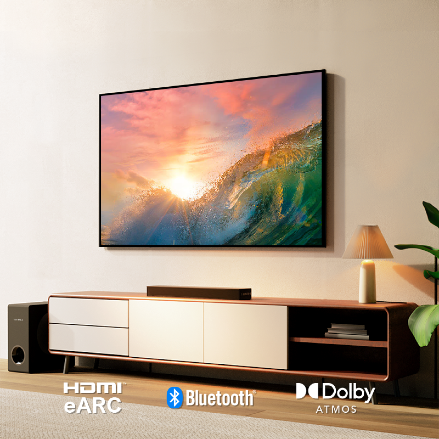 Ein großer Fernseher zeigt eine Wellenszene. Darunter ein Holzschrank mit Soundbar, Subwoofer und Lampe. Logos für HDMI, Bluetooth und Dolby.