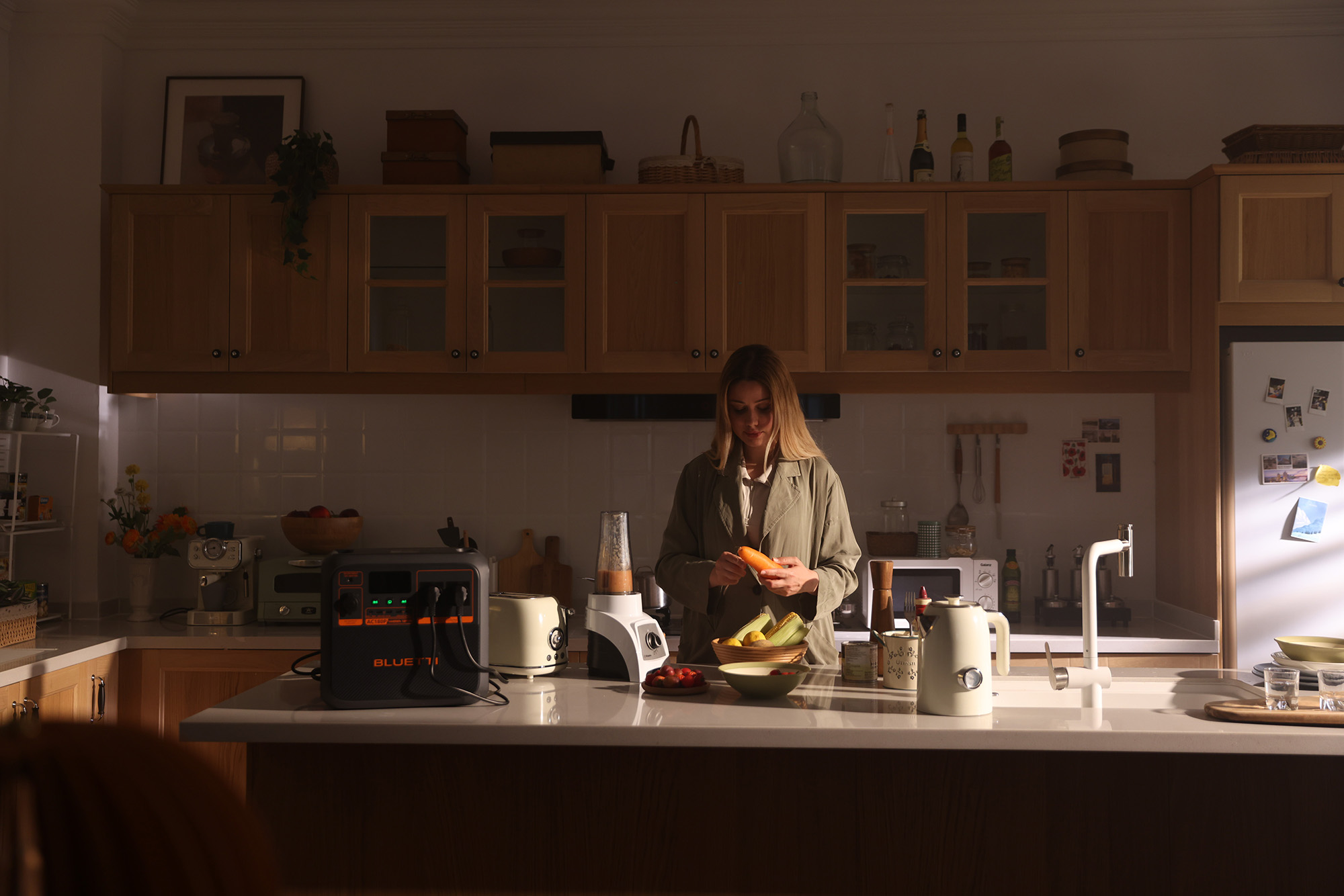 Kobieta w kuchni przygotowująca warzywa. Kuchnia ma drewniane szafki, blender i stację zasilania na blacie.
