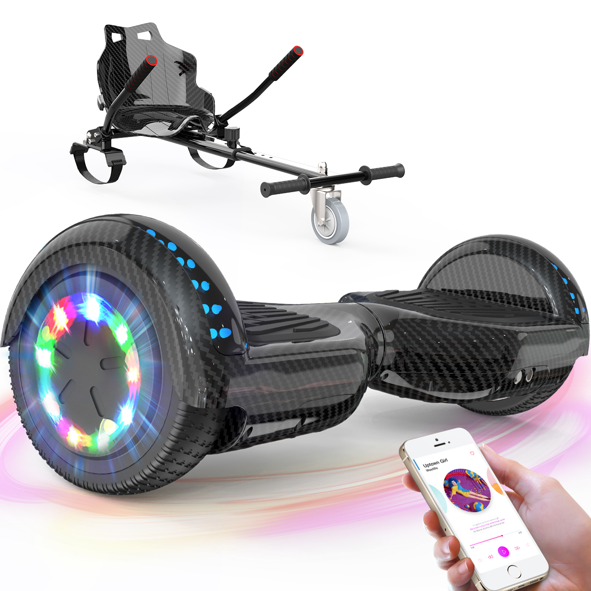 Hoverboard negro con asiento. Luces en la rueda. Mano sosteniendo un teléfono con música. Fondo blanco.