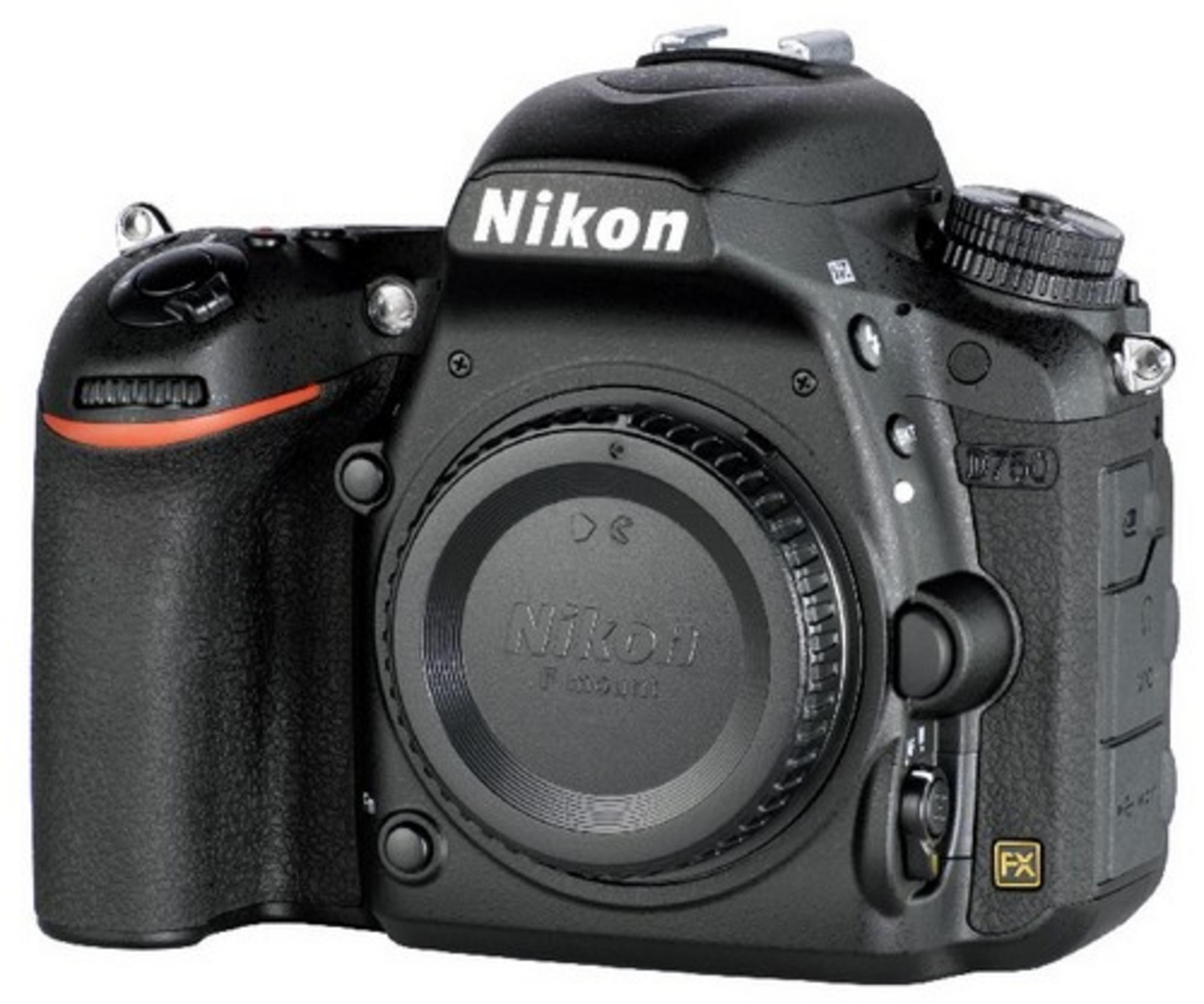 Eine schwarze Nikon D750 DSLR-Kamera wird von vorne gezeigt. Das Objektiv ist abgedeckt. Das Nikon-Logo ist sichtbar.