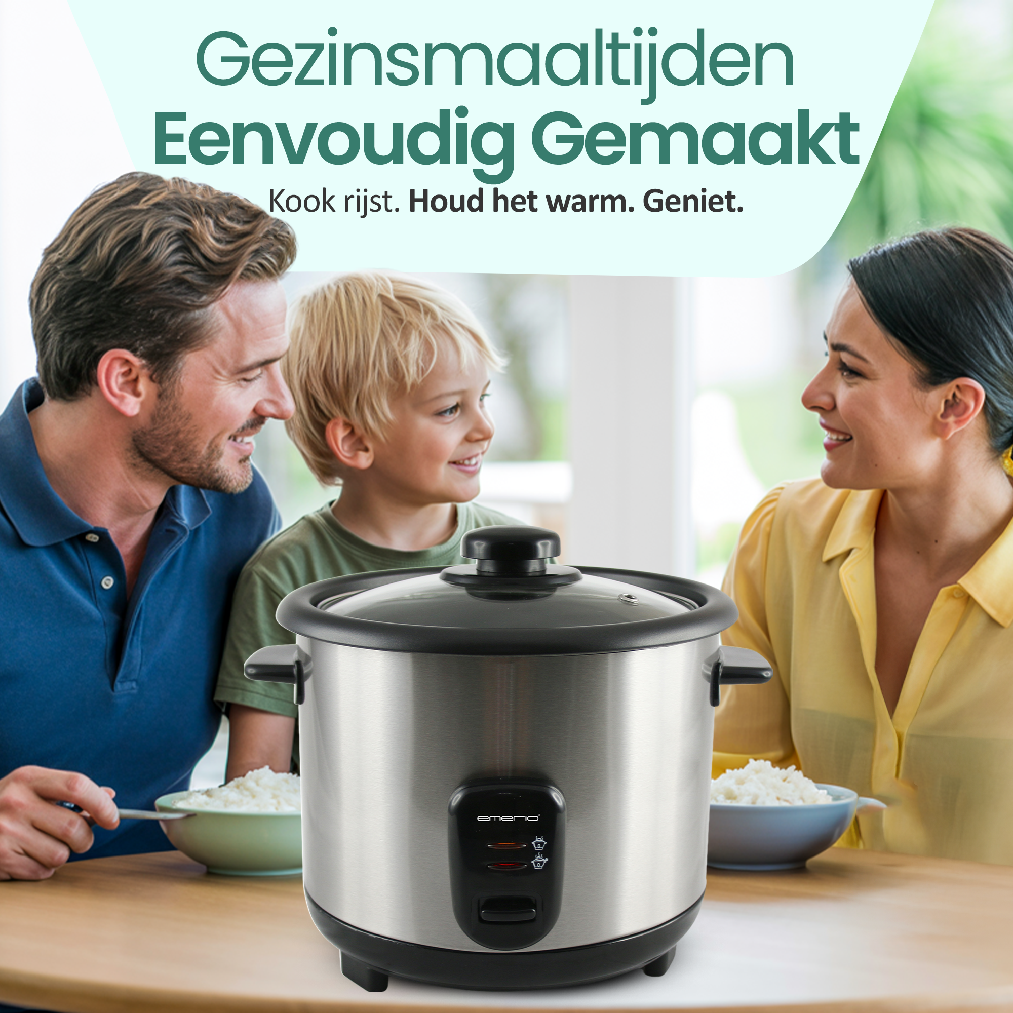 Een gezin zit rond een tafel met een rijstkoker, borden met rijst. Een man, een vrouw en een jongen lachen.