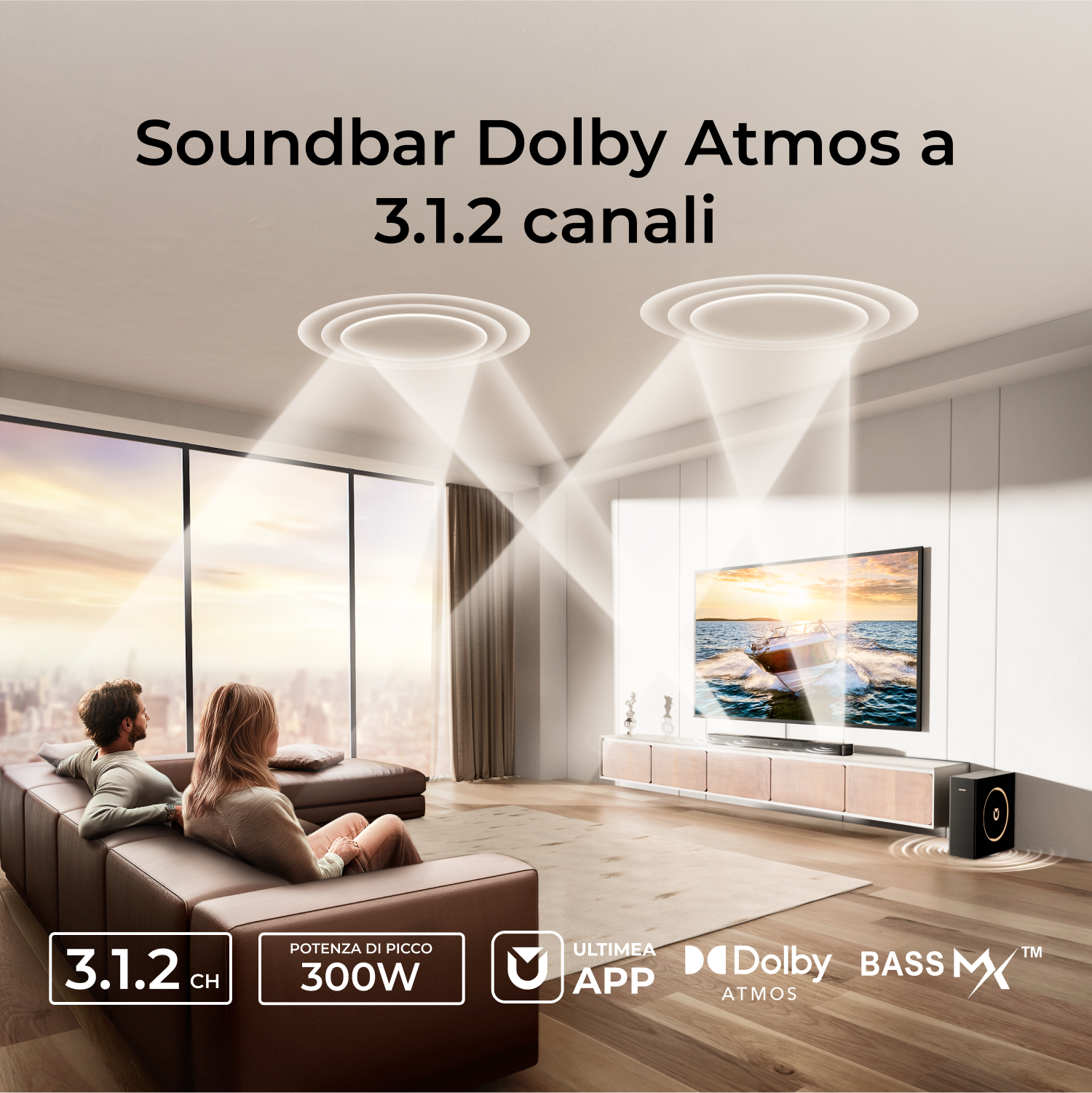 Scena del soggiorno. Coppia su un divano marrone che guarda la TV. Soundbar e subwoofer. Logo Dolby Atmos e info prodotto.