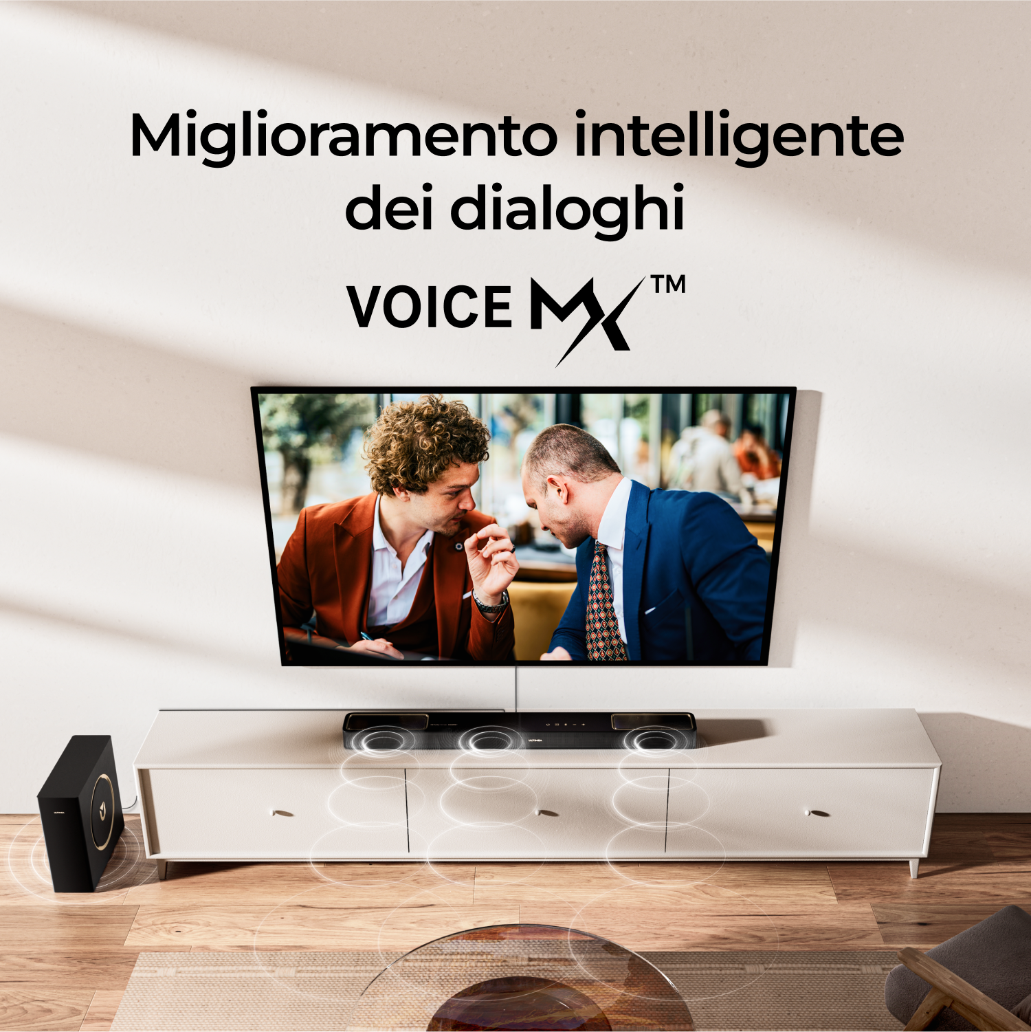 Un televisore mostra due uomini. Una soundbar e un subwoofer sono su un mobile bianco. Testo: 'Voice MX' e 'miglioramento del dialogo'.