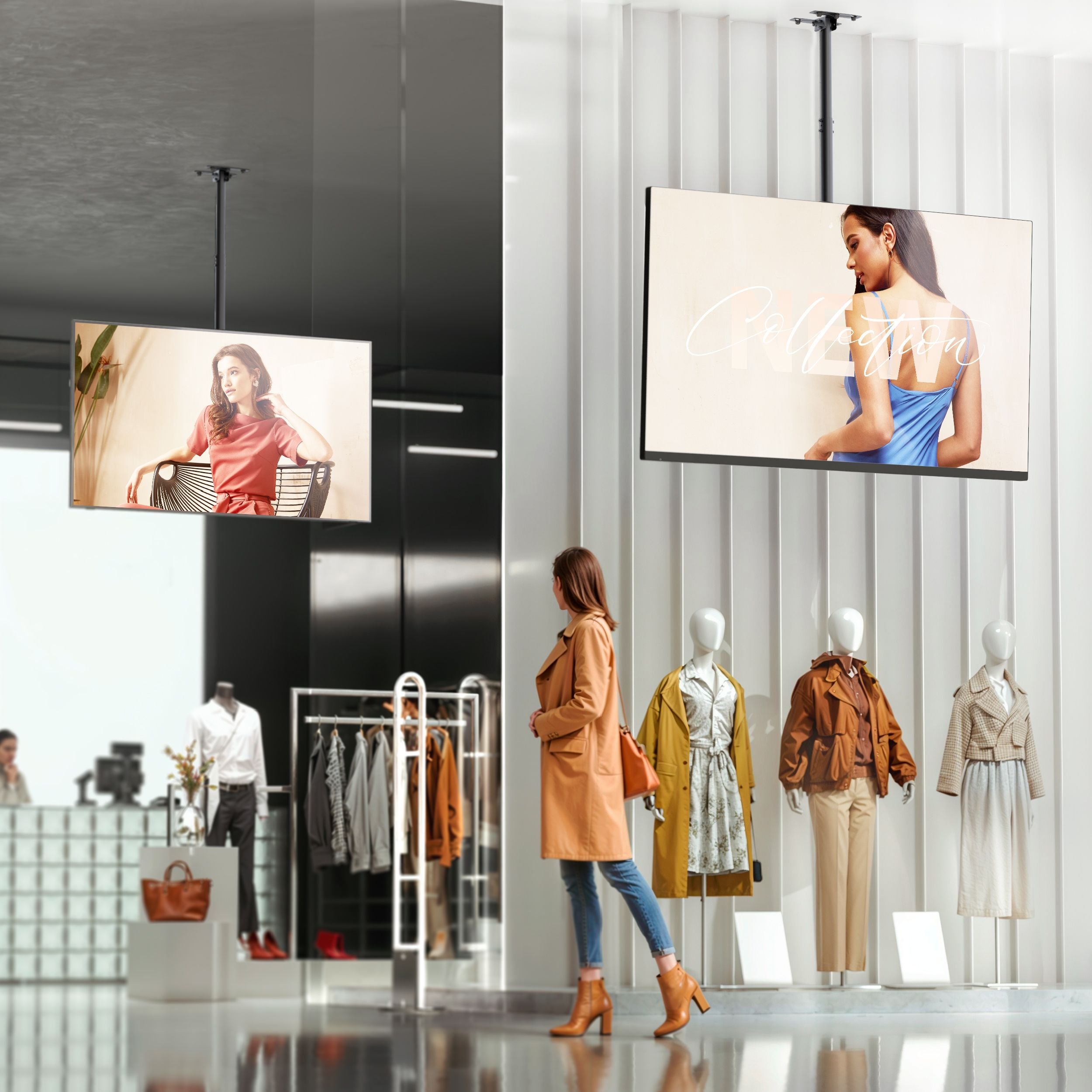 Eine Frau in einem Mantel geht in einem Geschäft. Auslagen und Bildschirme mit Models sind sichtbar. Andere Kunden sind ebenfalls zu sehen.