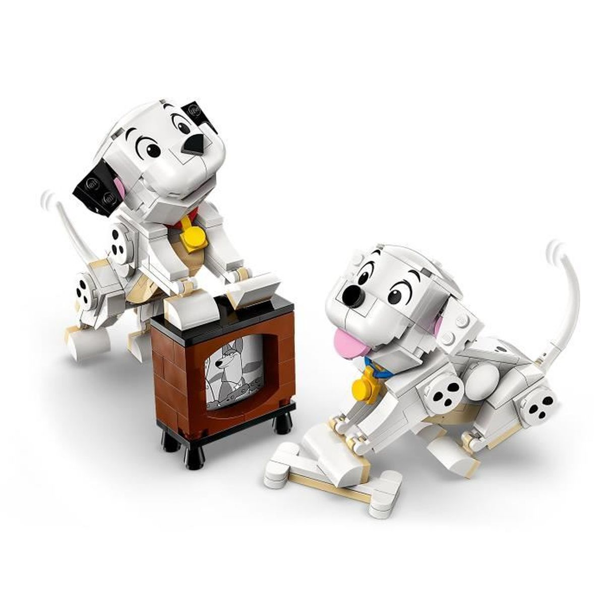 İki Lego Dalmatian yavrusu. Biri TV izliyor, diğeri oynuyor. Her ikisi de beyaz, siyah benekli ve kulaklı. TV kahverengi.