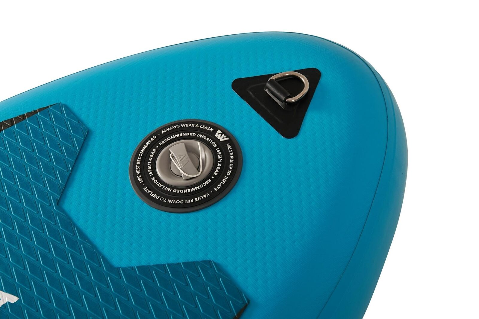 Ecke eines blauen Paddleboards mit Ring und Ventil. Text enthält Aufblasanweisungen. Das Board ist strukturiert.