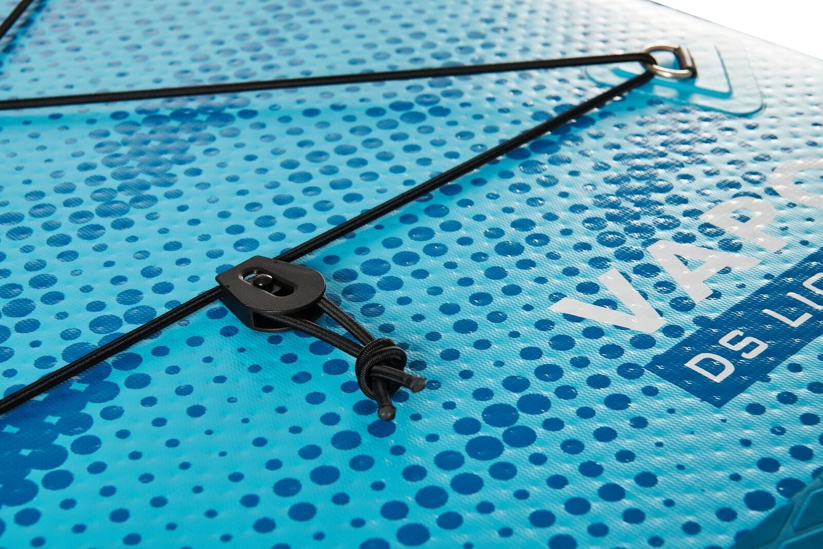Nahaufnahme einer blauen SUP-Oberfläche mit schwarzen Bungee-Seilen, einem schwarzen Verschluss und weißem Text. Die Oberfläche hat ein gepunktetes Muster.