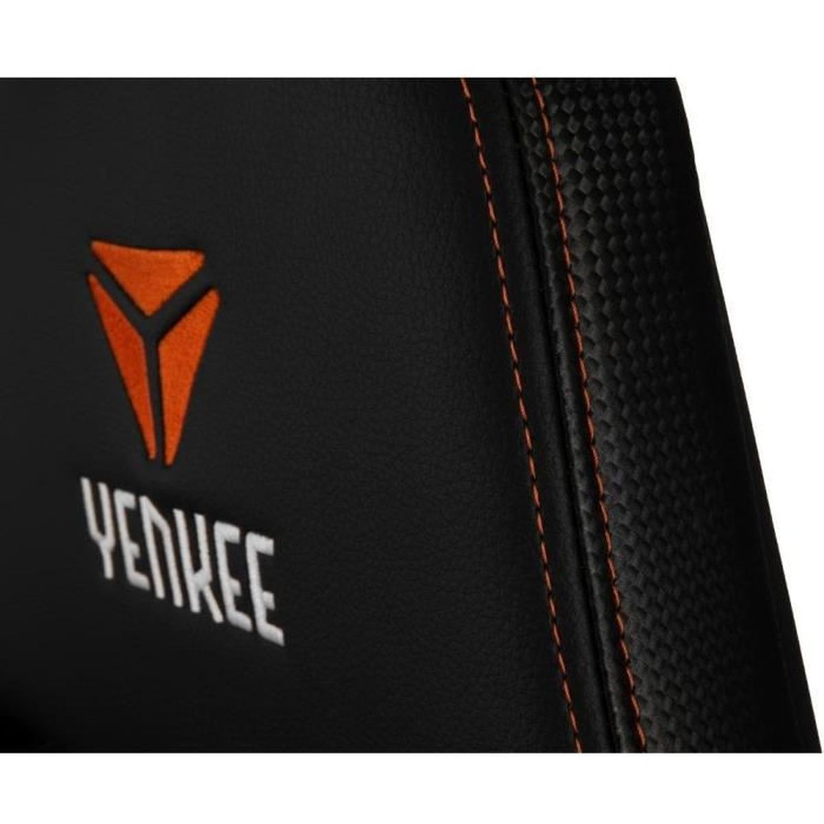 Nahaufnahme eines schwarzen Stuhls. Ein orangefarbenes Logo und das Wort "YENKEE" sind zu sehen. Orangefarbene Nähte akzentuieren die Seite.