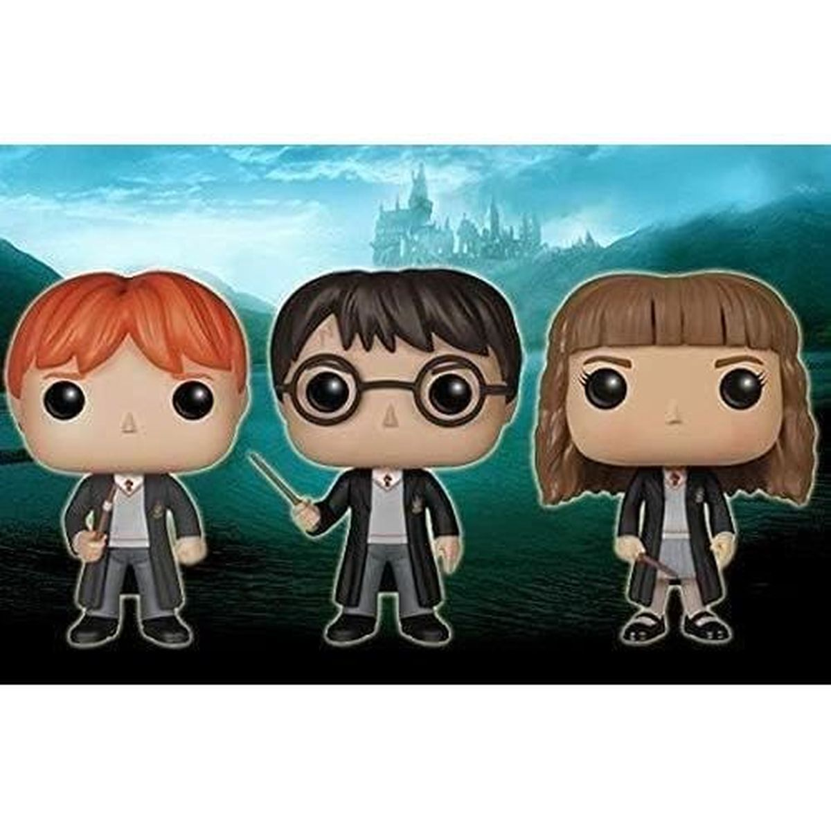 Trzy figurki Funko Pop Harrego Pottera, Rona Weasleya i Hermiony Granger w mundurach Hogwartu, na tle zamku.