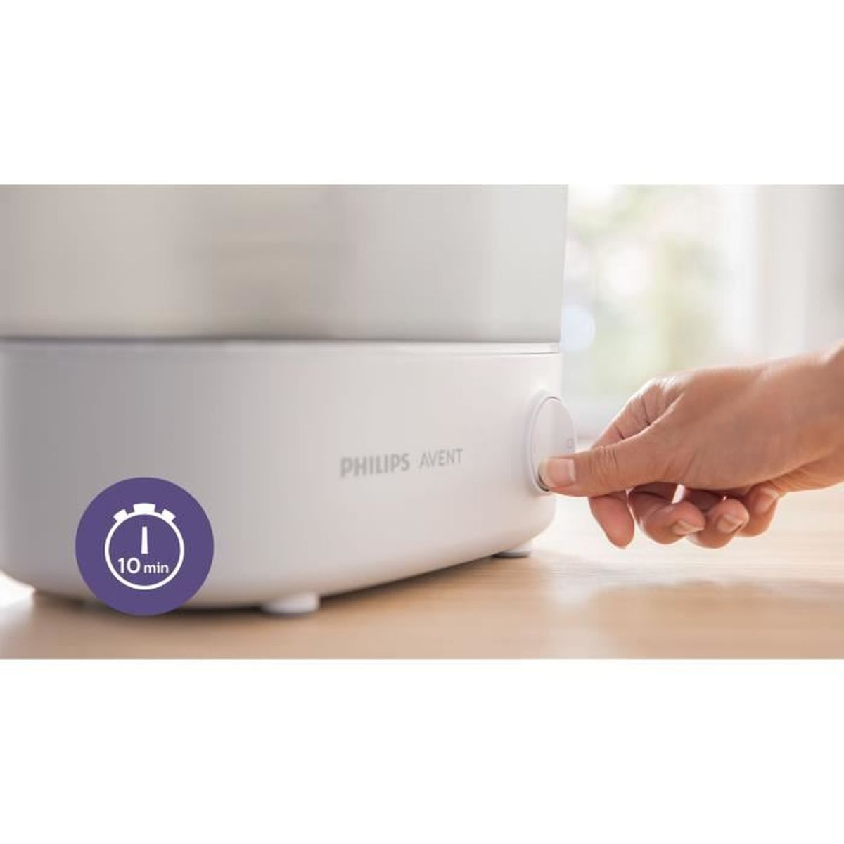 Esterilizador Philips Avent blanco. Una mano gira el dial. Icono de temporizador de 10 minutos visible.