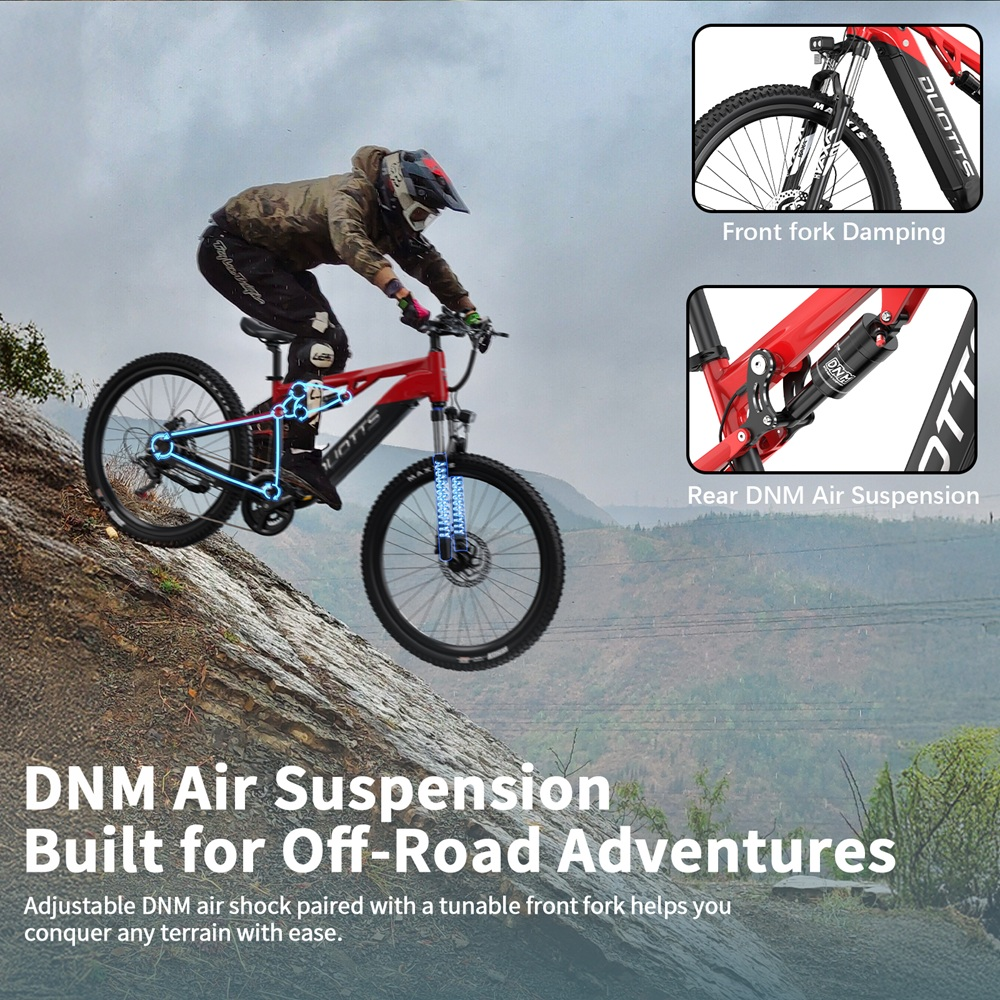 Una persona monta en bicicleta de montaña roja cuesta abajo. La bicicleta tiene suspensión neumática DNM y está hecha para aventuras todoterreno.