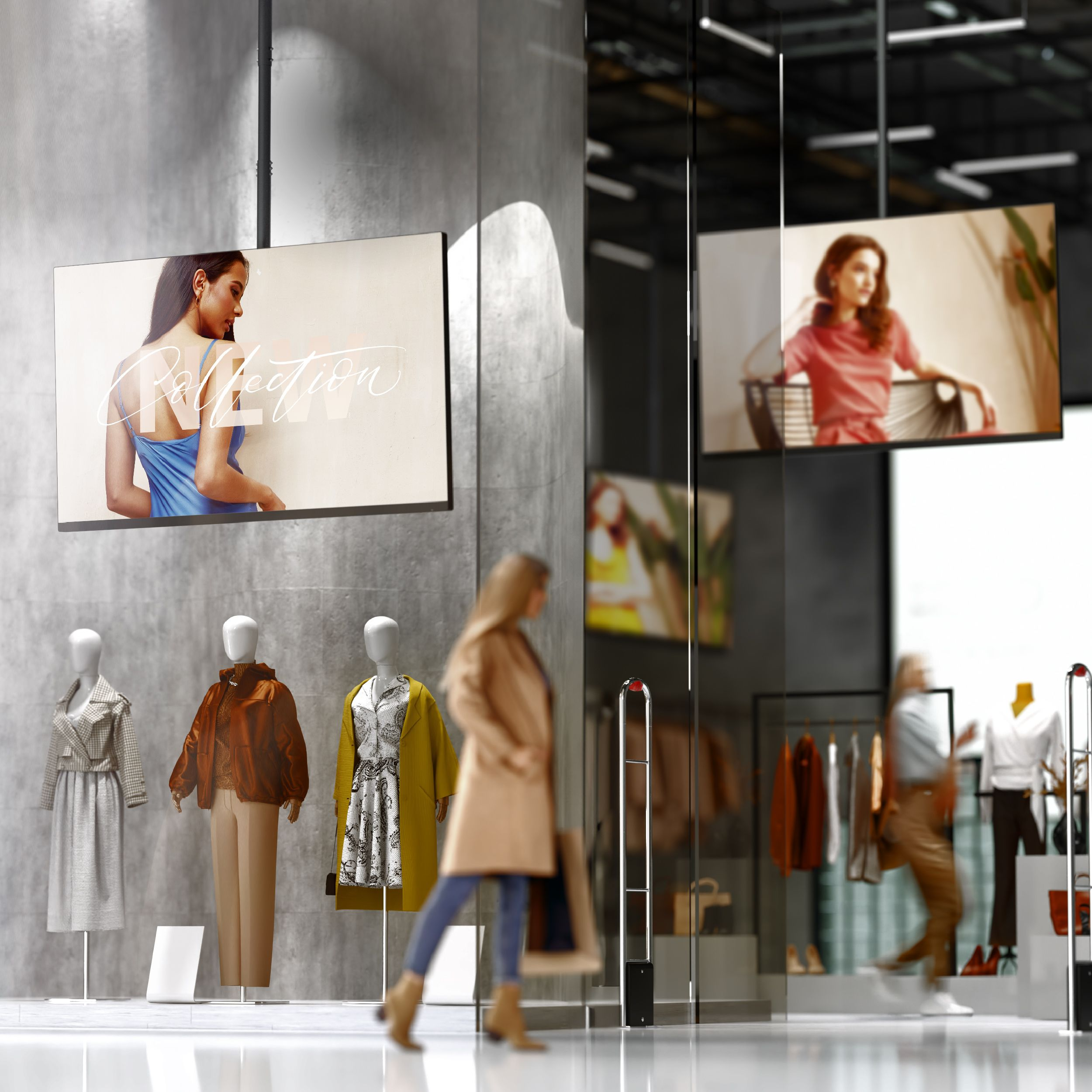 Interno di un negozio di moda con manichini, schermi e una persona sfocata che cammina. I display mostrano abiti e modelle.