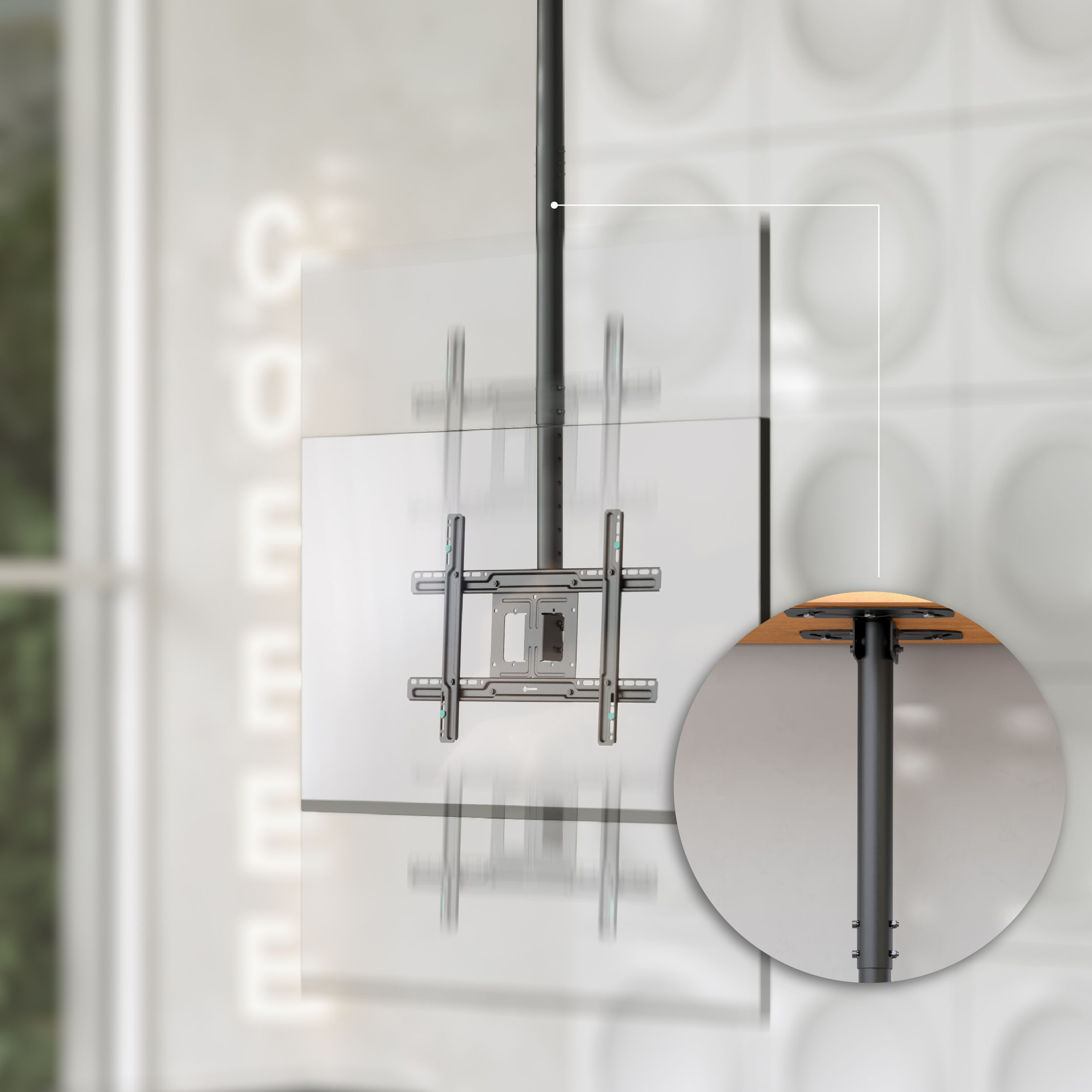 Una staffa TV a soffitto con telaio in metallo grigio. Un inserto circolare mostra il palo e il tavolo.