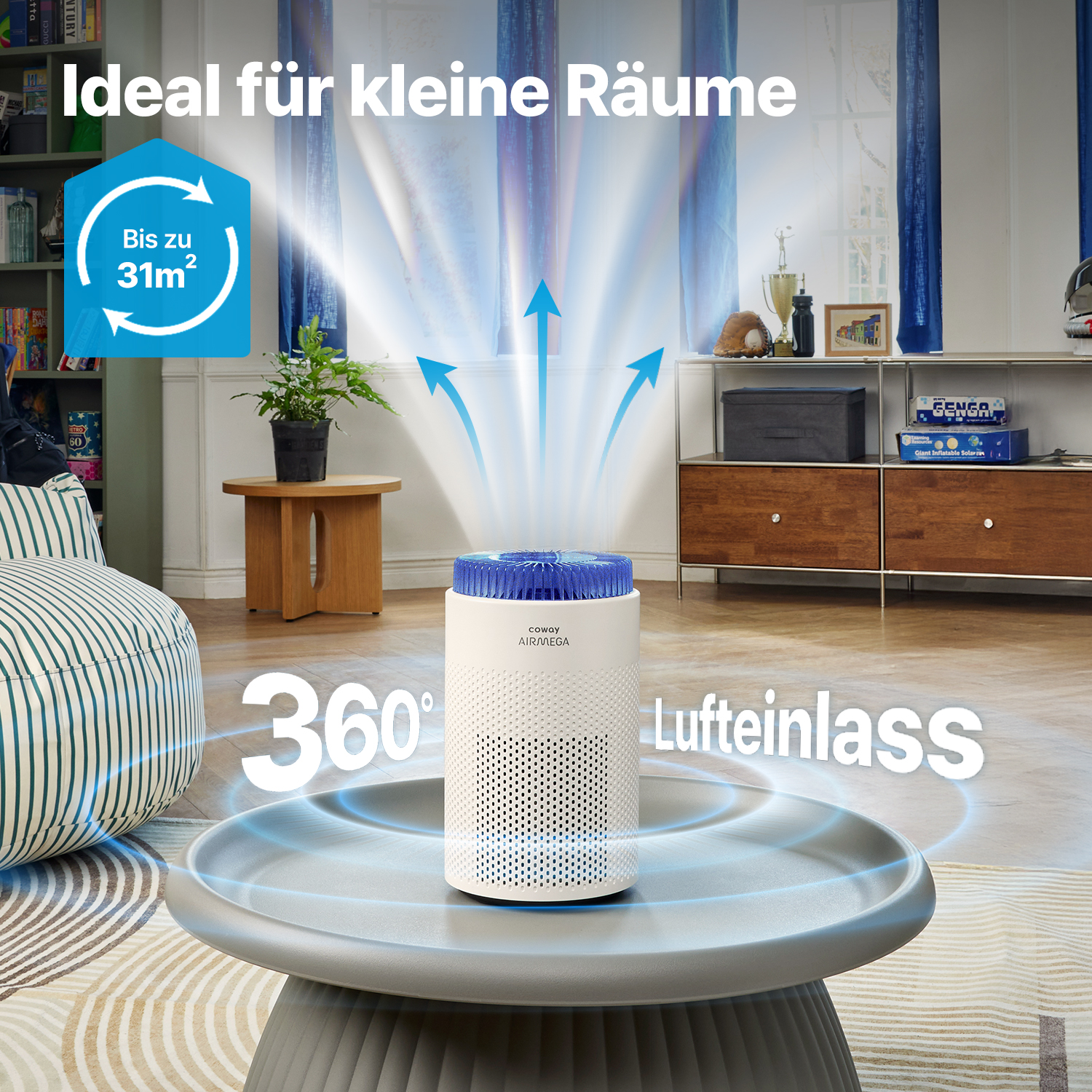 Ein Luftreiniger auf einem Tisch in einem Raum, mit einer Pflanze, einem Bücherregal und einem Fenster im Hintergrund. Text: 'Ideal für kleine Räume'.