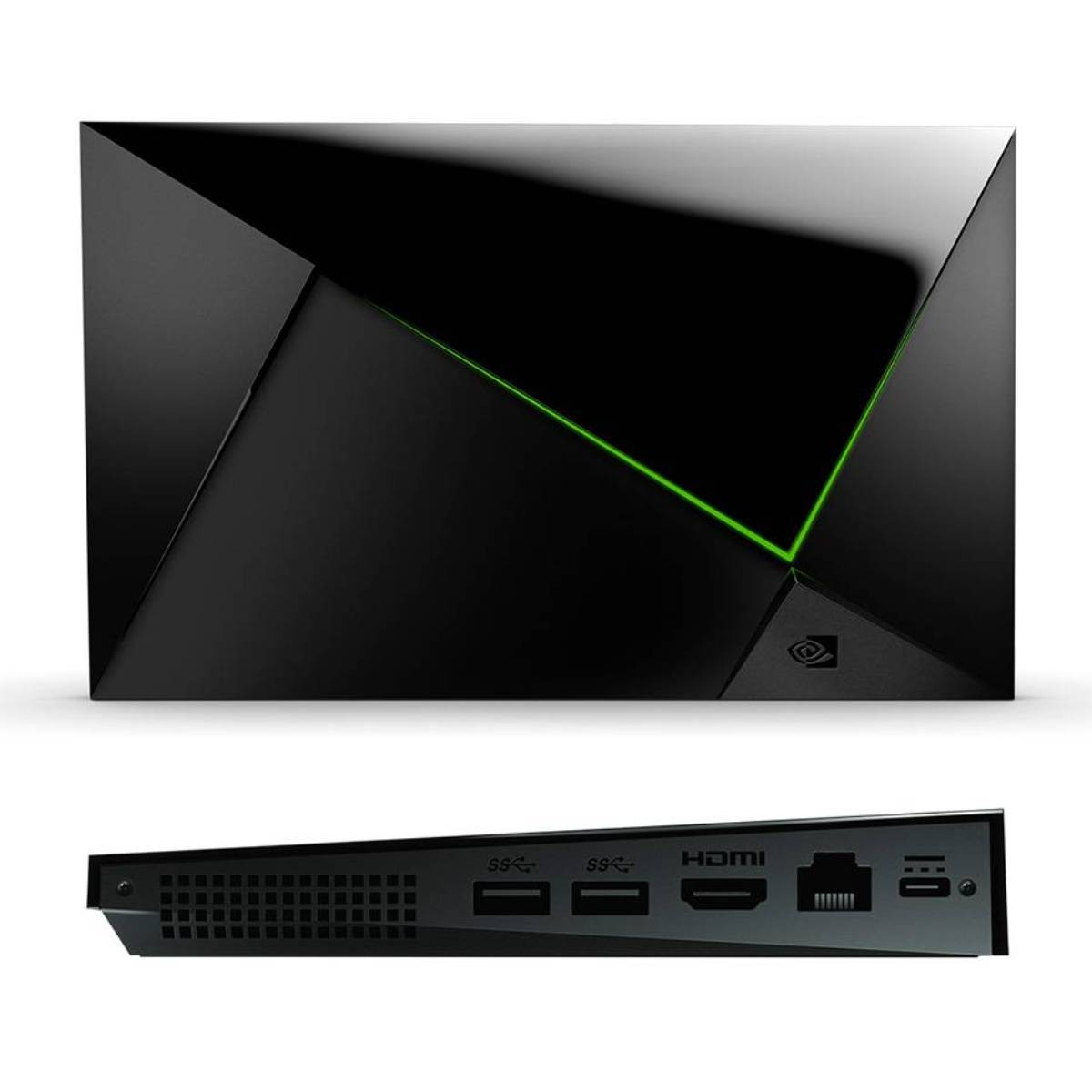 Ein schwarzes, dreieckiges NVIDIA SHIELD TV-Gerät mit grüner Linie und Anschlüssen unten. Es steht auf weißem Untergrund.