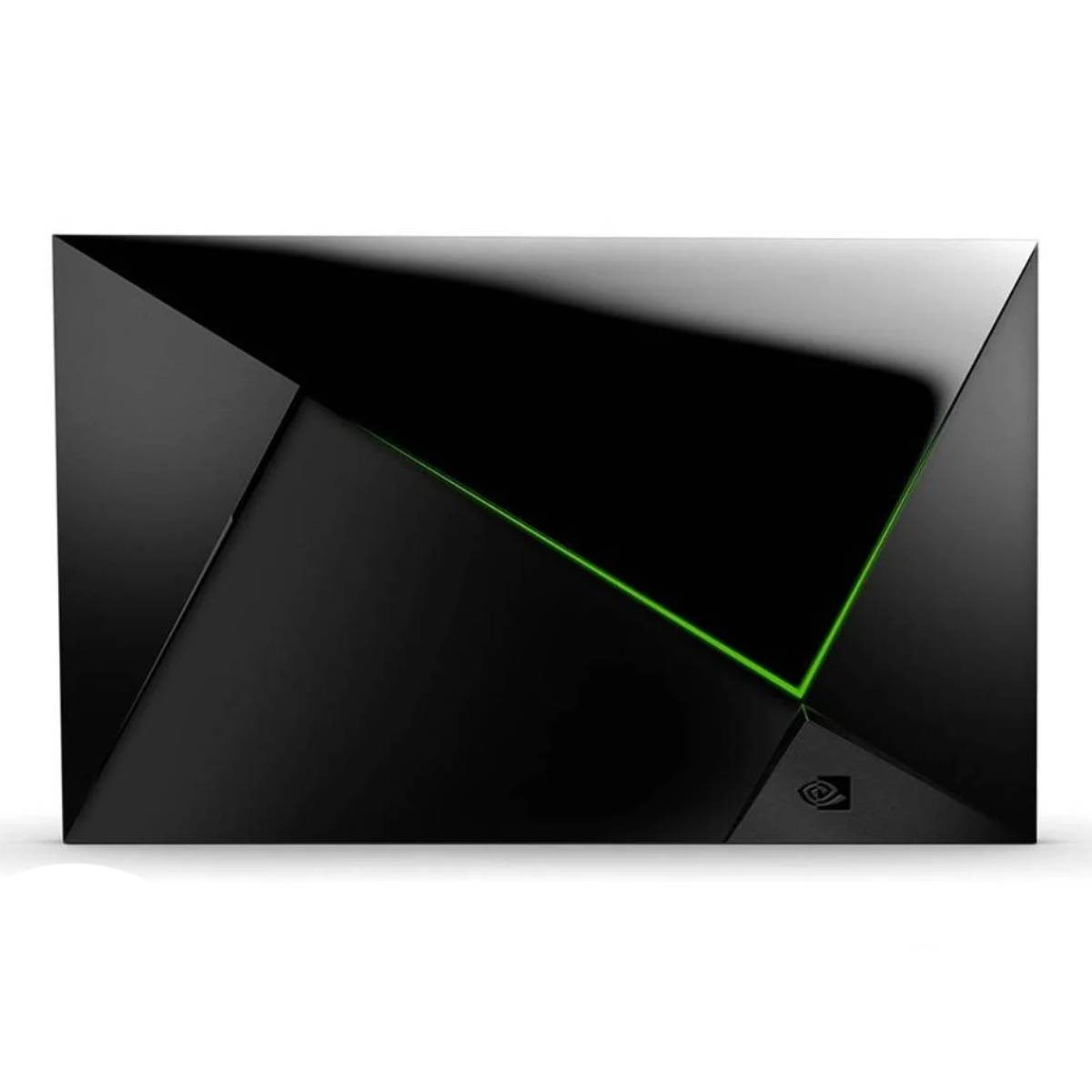 Schwarzes Nvidia Shield TV-Gerät mit grünen Akzentlinien. Abgewinkeltes Design mit Logo unten rechts.