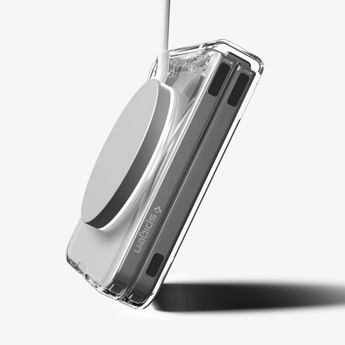 Eine transparente Handyhülle mit einem MagSafe-Ladegerät. Das Telefon befindet sich in der Hülle, und ein Kabel erstreckt sich vom Ladegerät. Der Hintergrund ist weiß.