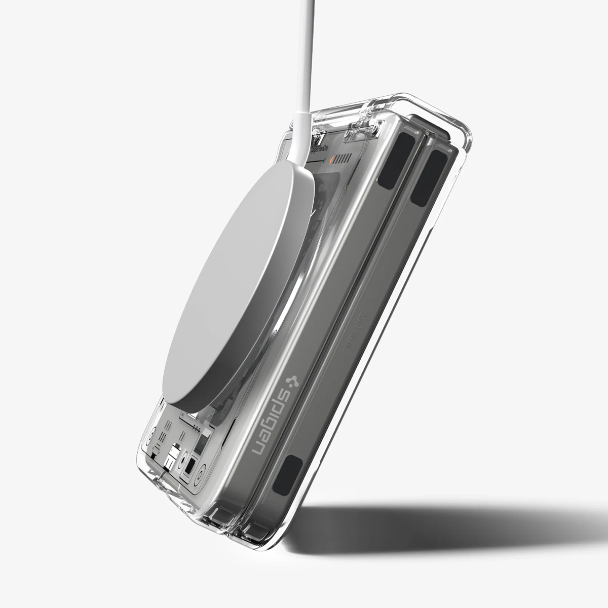 Eine klare Handyhülle mit einem MagSafe-Ladegerät. Das Telefon ist silberfarben, die Hülle ist durchsichtig. Weißes Ladegerät und Kabel.