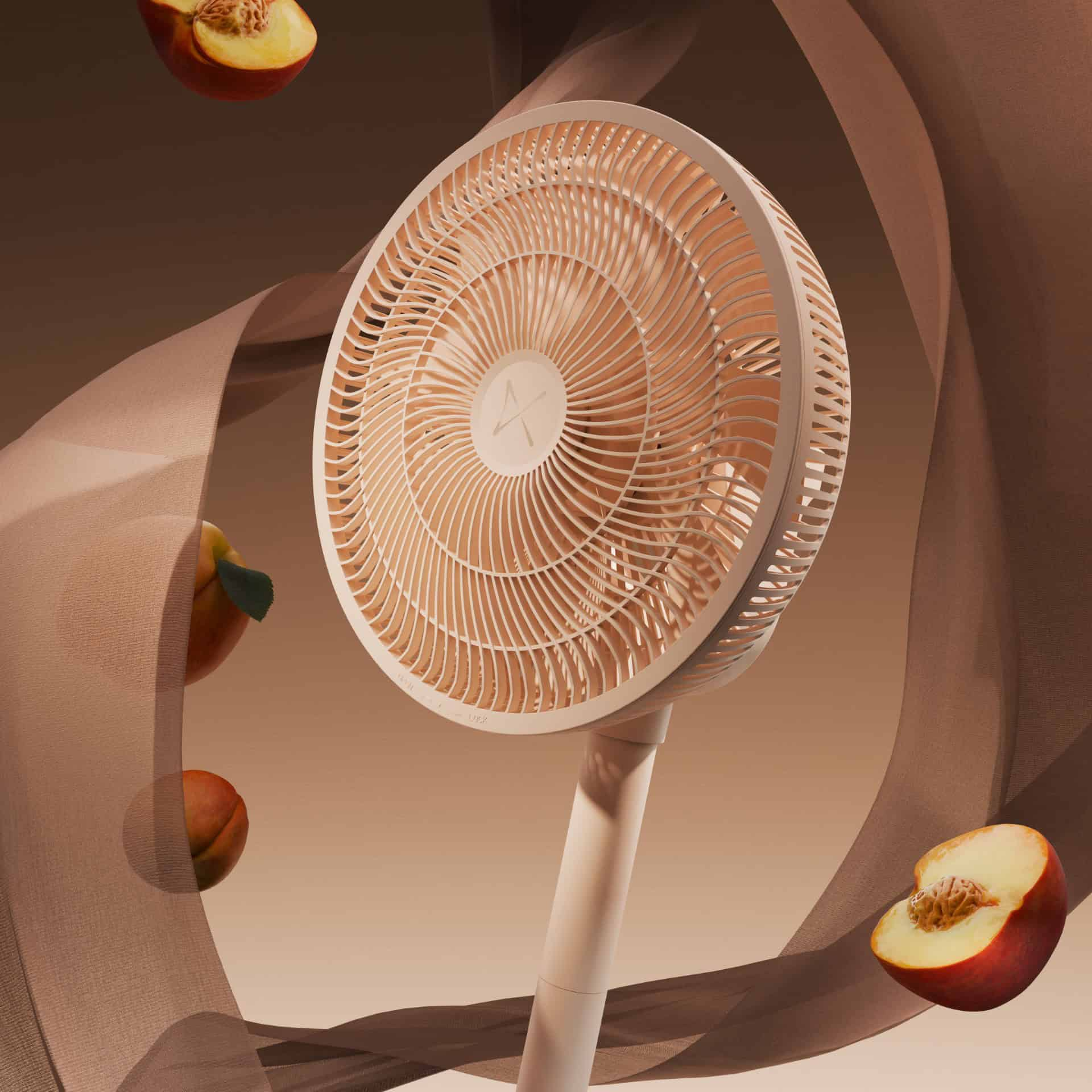 Ein beigefarbener Ventilator mit Pfirsichen und braunem Stoff im Hintergrund. Der Ventilator hat ein kreisförmiges Design und steht auf einem Ständer.