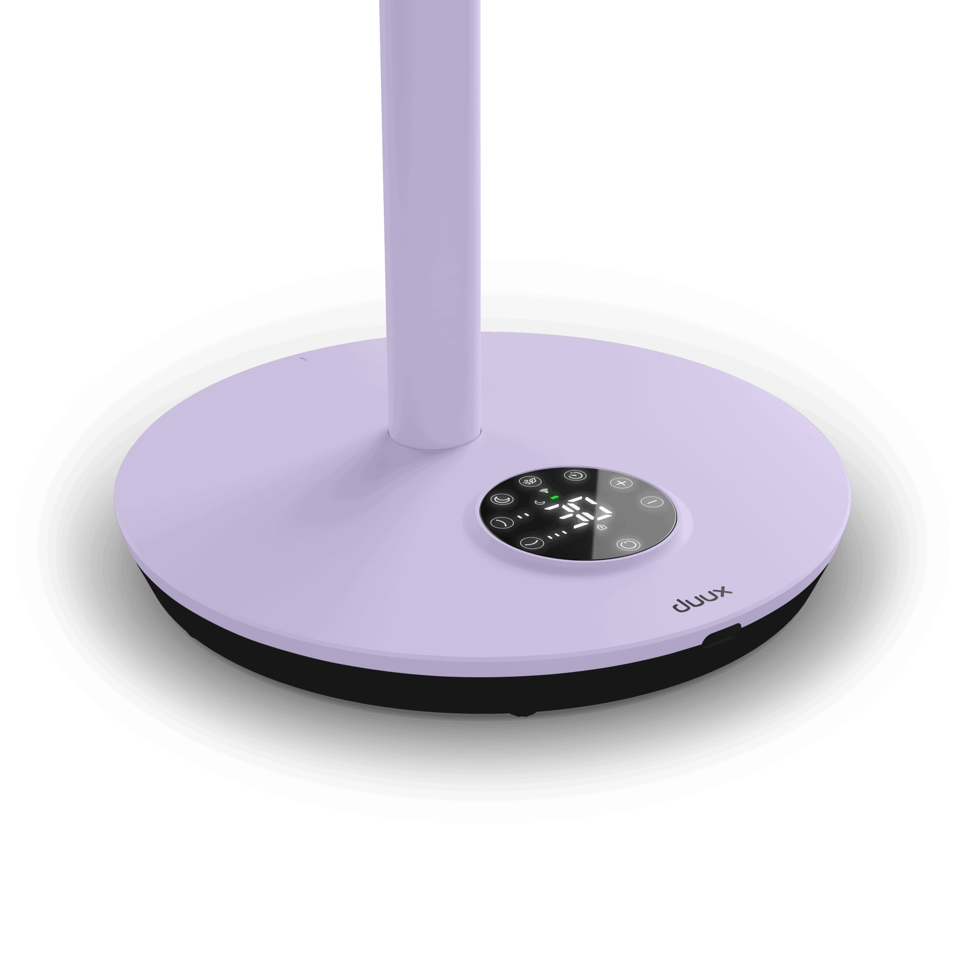 Ein lila Ventilator mit digitaler Anzeige. Die Basis ist rund, die Säule ist hoch. Die Marke duux steht auf dem Sockel.