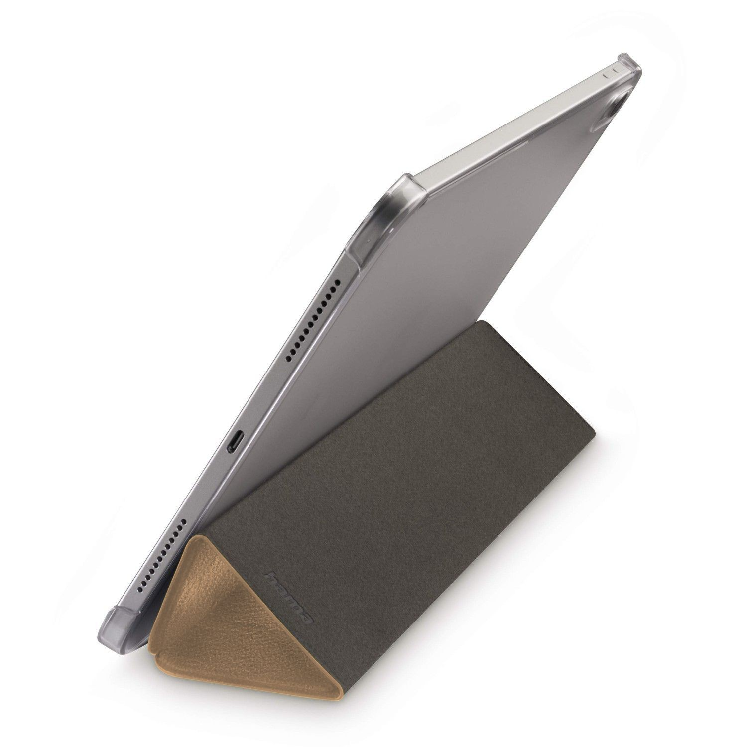 Ein silbernes Tablet wird von einer braunen Hülle gehalten. Die Hülle ist abgewinkelt und das Tablet lehnt sich daran an. Weißer Hintergrund.