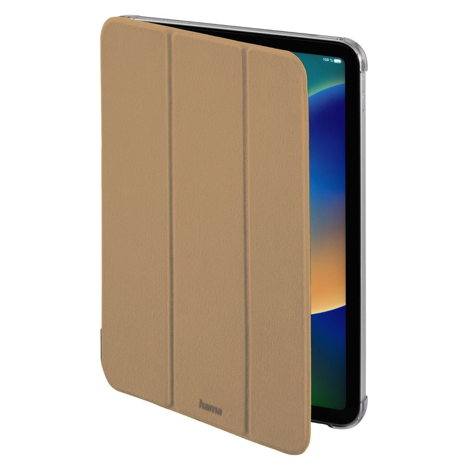 Eine hellbraune Tablethülle, teilweise geöffnet, zeigt einen Tablet-Bildschirm mit blauem und orangefarbenem Farbverlauf. Die Hülle ist von Hama.