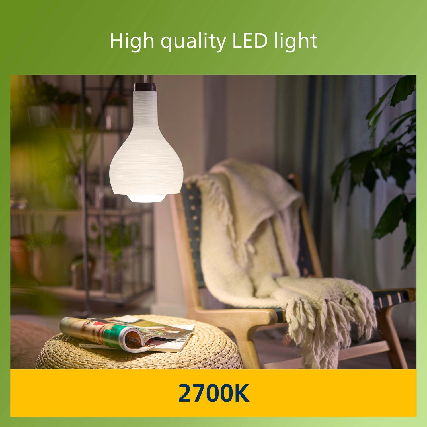 Une lampe LED blanche suspendue illumine une scène de salon chaleureuse. Un magazine est posé sur un tabouret tressé, et une couverture recouvre une chaise.