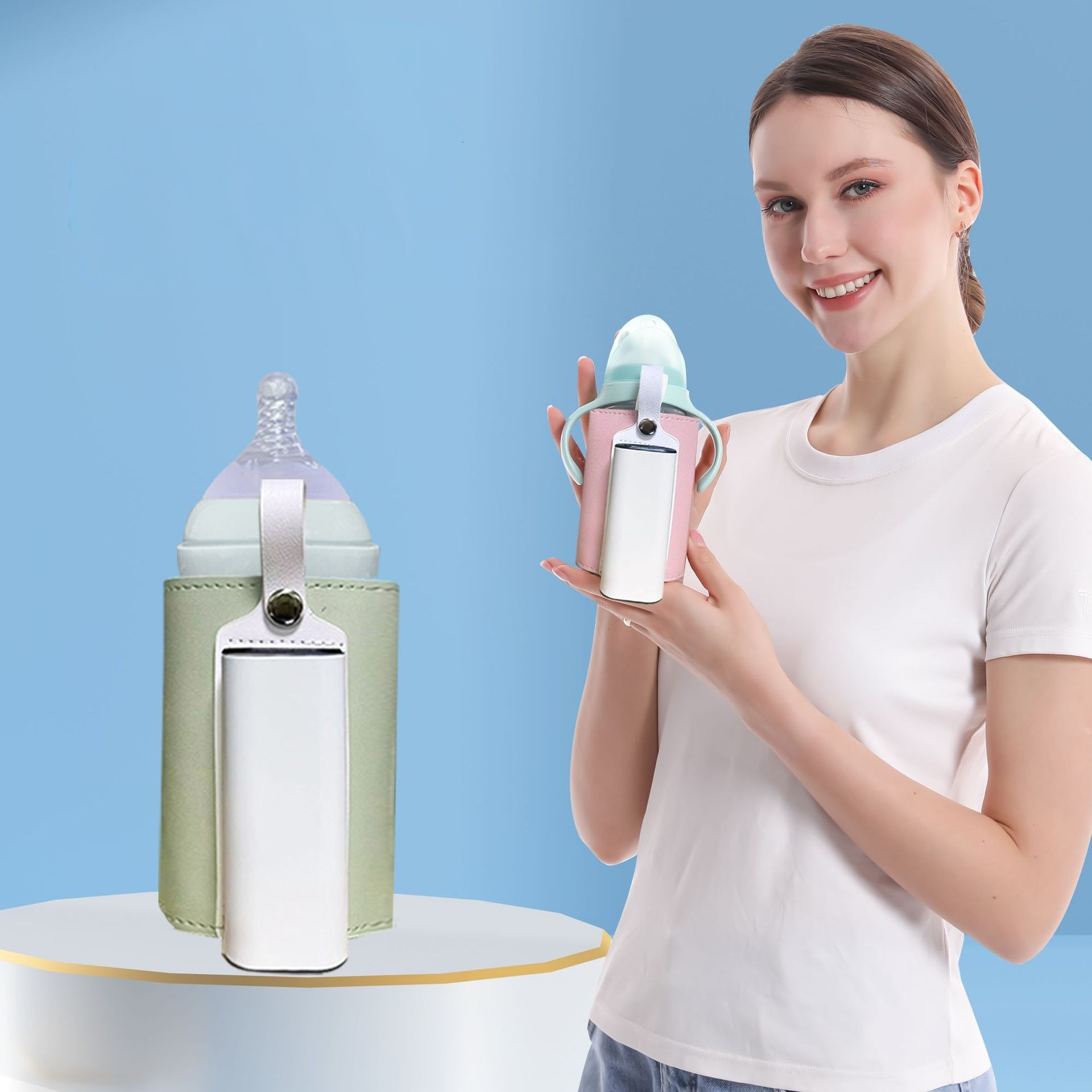 Frau hält Babyflasche in rosa-blauem Halter. Eine andere Flasche in einem grünen Etui steht auf weißem Ständer. Blauer Hintergrund.