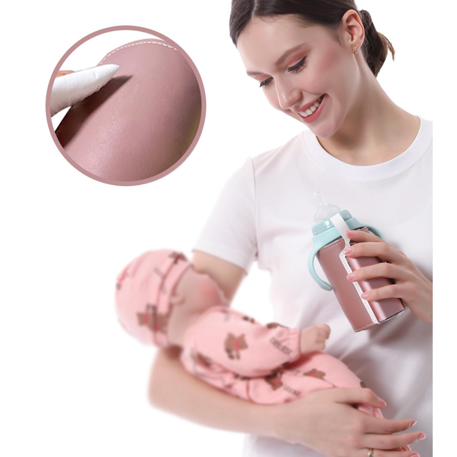 Eine Frau hält eine Babypuppe und eine rosa Flasche. Eine Nahaufnahme zeigt Leder und einen Stift.