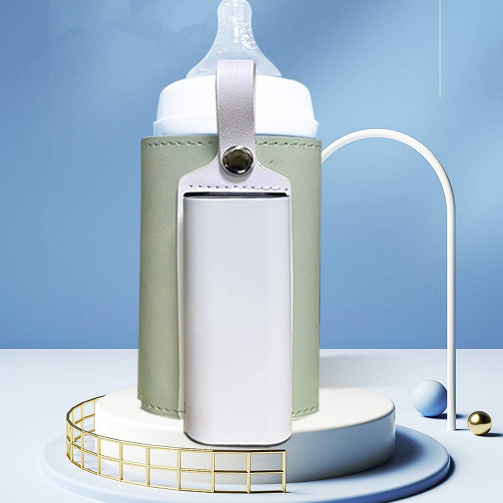 Babyflasche in einem grünen Halter auf einem weißen Ständer. Der Hintergrund ist blau mit dekorativen Elementen.