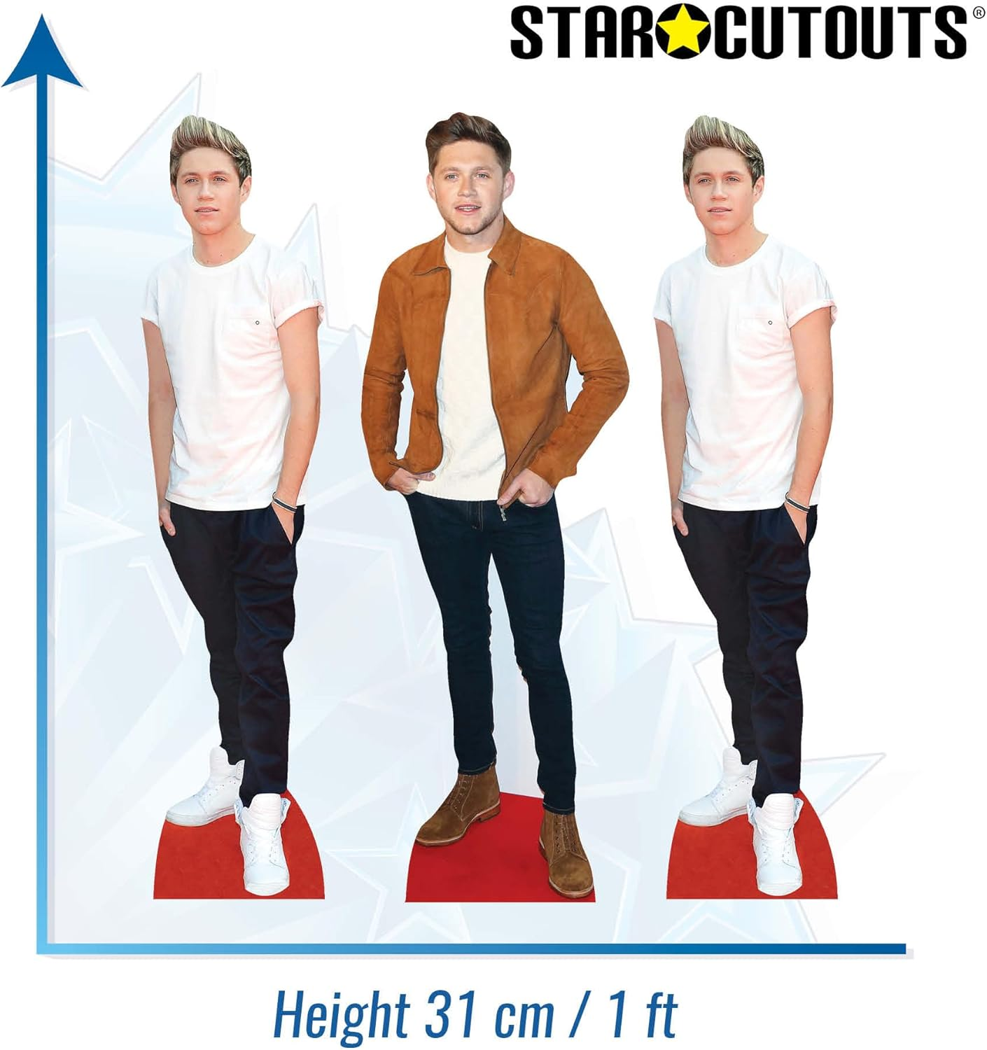 Drei Pappfiguren von Niall Horan. Einer trägt eine braune Jacke, andere weiße Hemden. Alle stehen auf roten Teppichen, weißer Hintergrund.