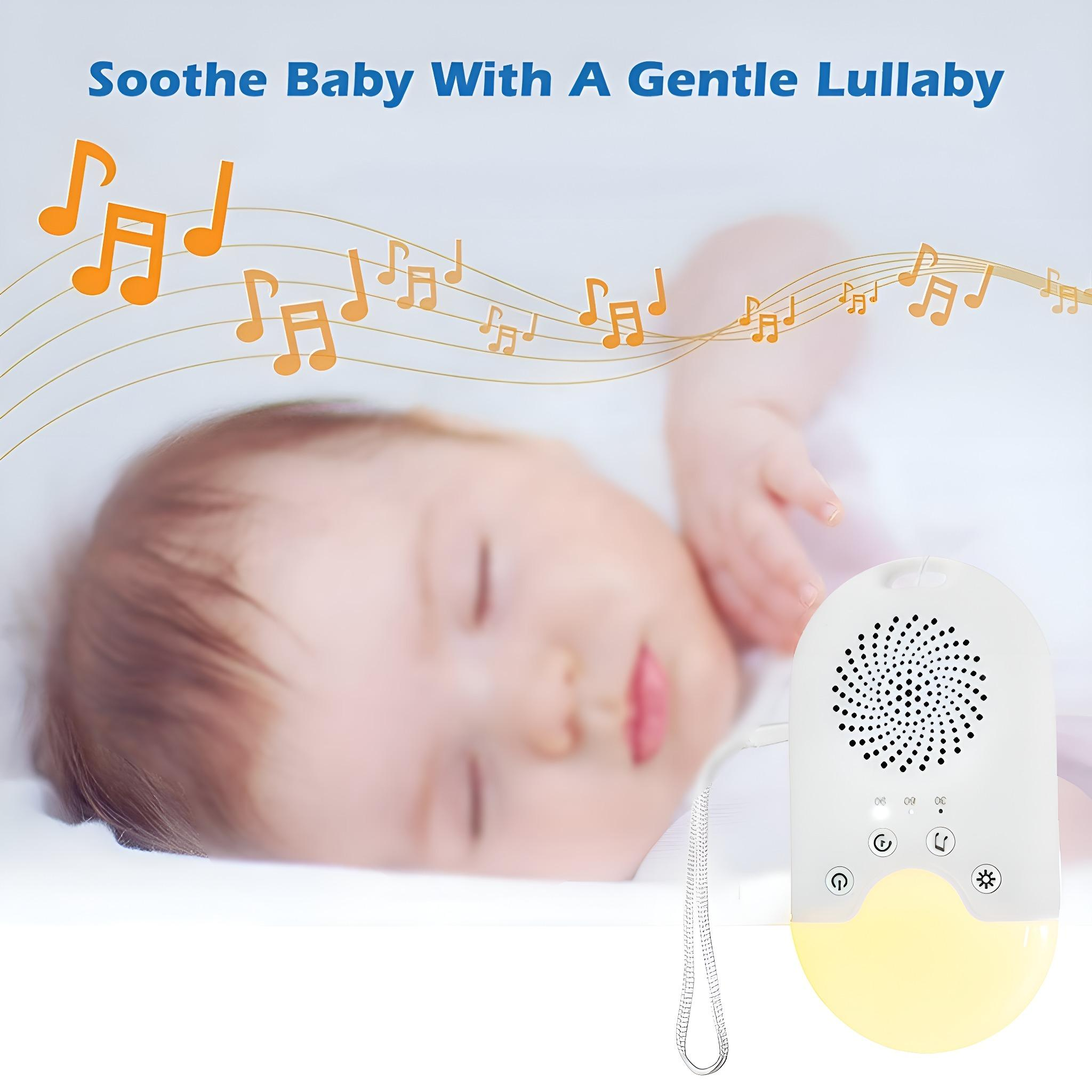 Ein schlafendes Baby neben einem weißen Geräuschmacher, der sanftes Licht ausstrahlt. Noten schweben im Hintergrund.