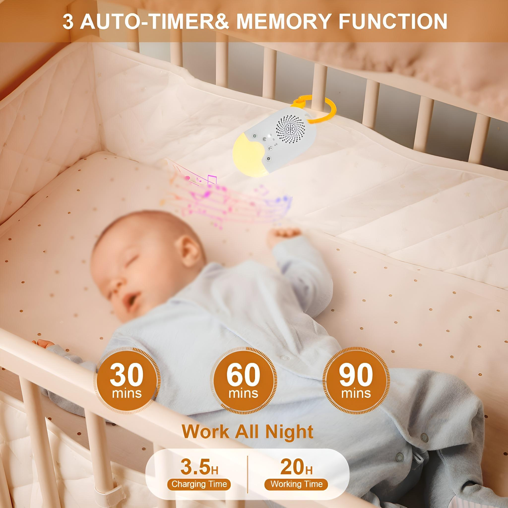 Ein Baby schläft in einem Kinderbett. Eine Soundmaschine hängt darüber. Text zeigt Auto-Timer-Funktionen und Arbeitszeitdetails.