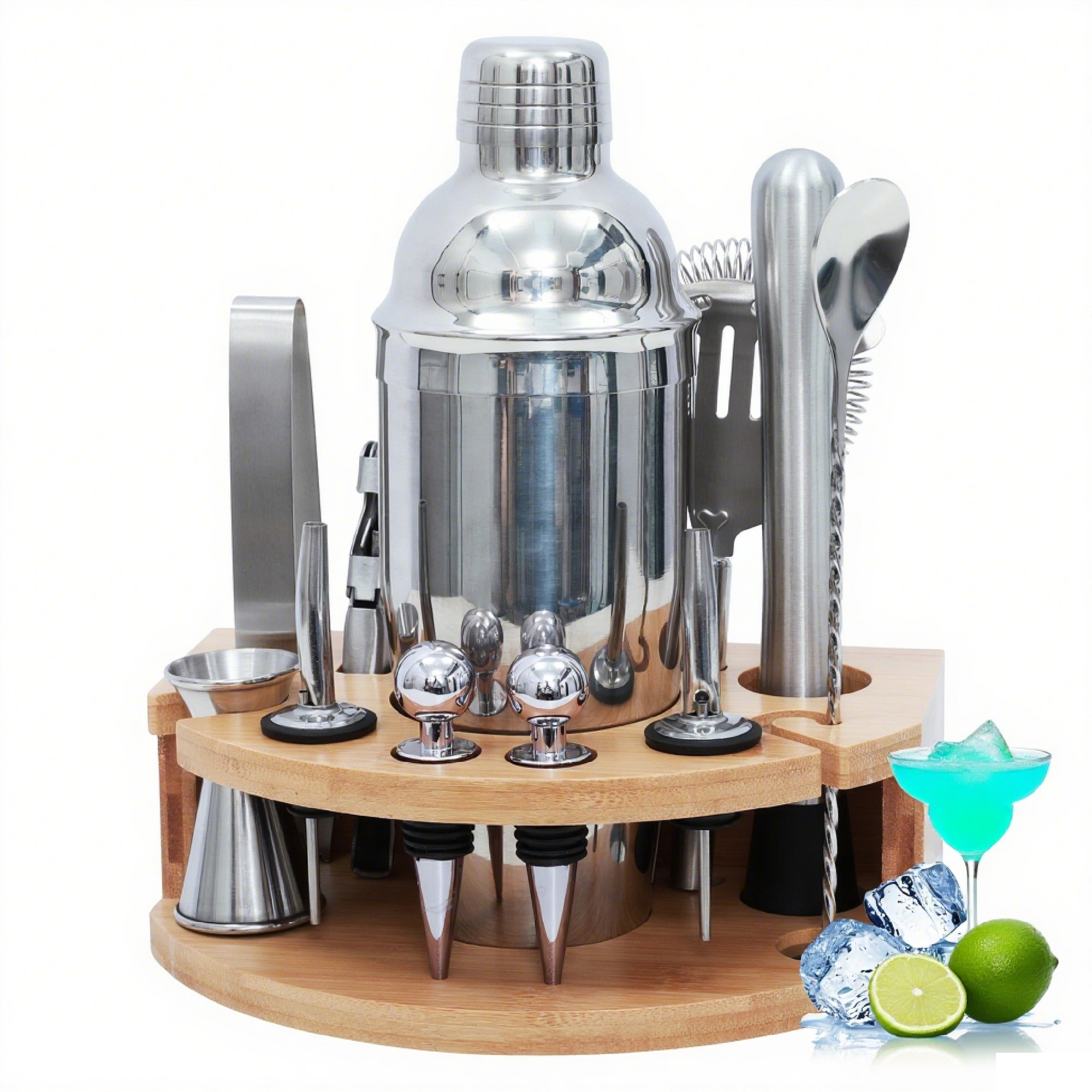 Ein Cocktail-Shaker-Set mit verschiedenen Werkzeugen auf einem Holzständer. Enthält Cocktailshaker, Eiswürfel, eine Limette und einen Cocktail.