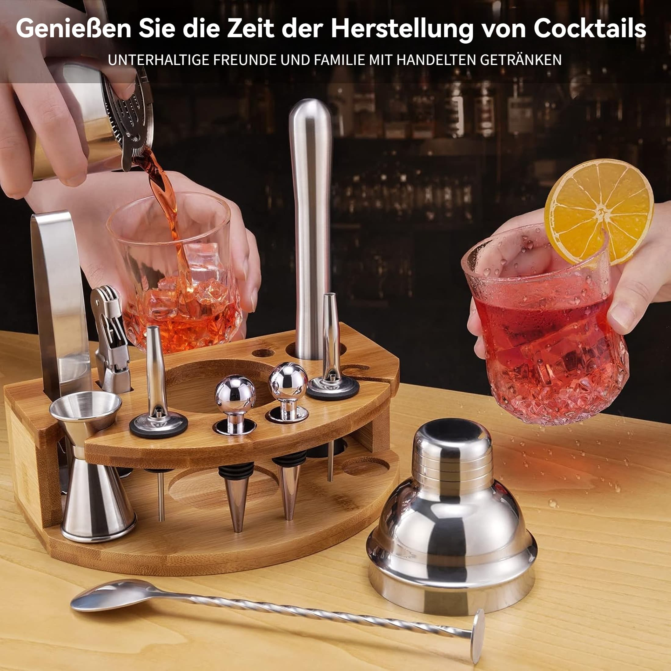 Eine Person gießt eine rote Flüssigkeit in ein Glas. Eine Zitronenscheibe verziert einen Cocktail. Werkzeuge und Zutaten sind ausgestellt.