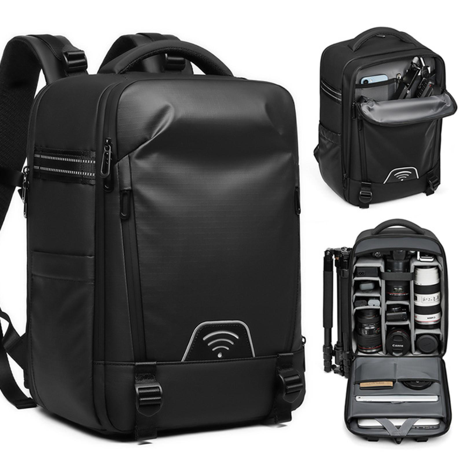 Schwarzer Kamera-Rucksack mit mehreren Fächern. Eines offen mit Kameraausrüstung. Ein weiteres mit offener Tasche mit Gegenständen. Wireless-Symbol.