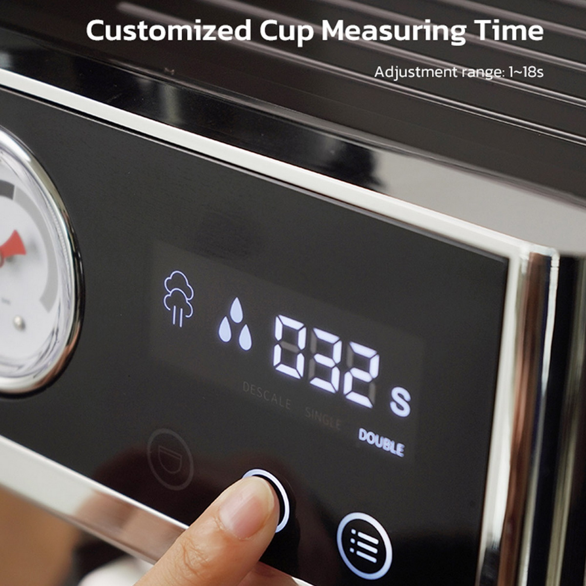 Zbliżenie na wyświetlacz ekspresu do kawy. Pokazuje timer z odczytem '032s'. Palec naciska przycisk. Tekst: 'Customized Cup Measuring Time'.
