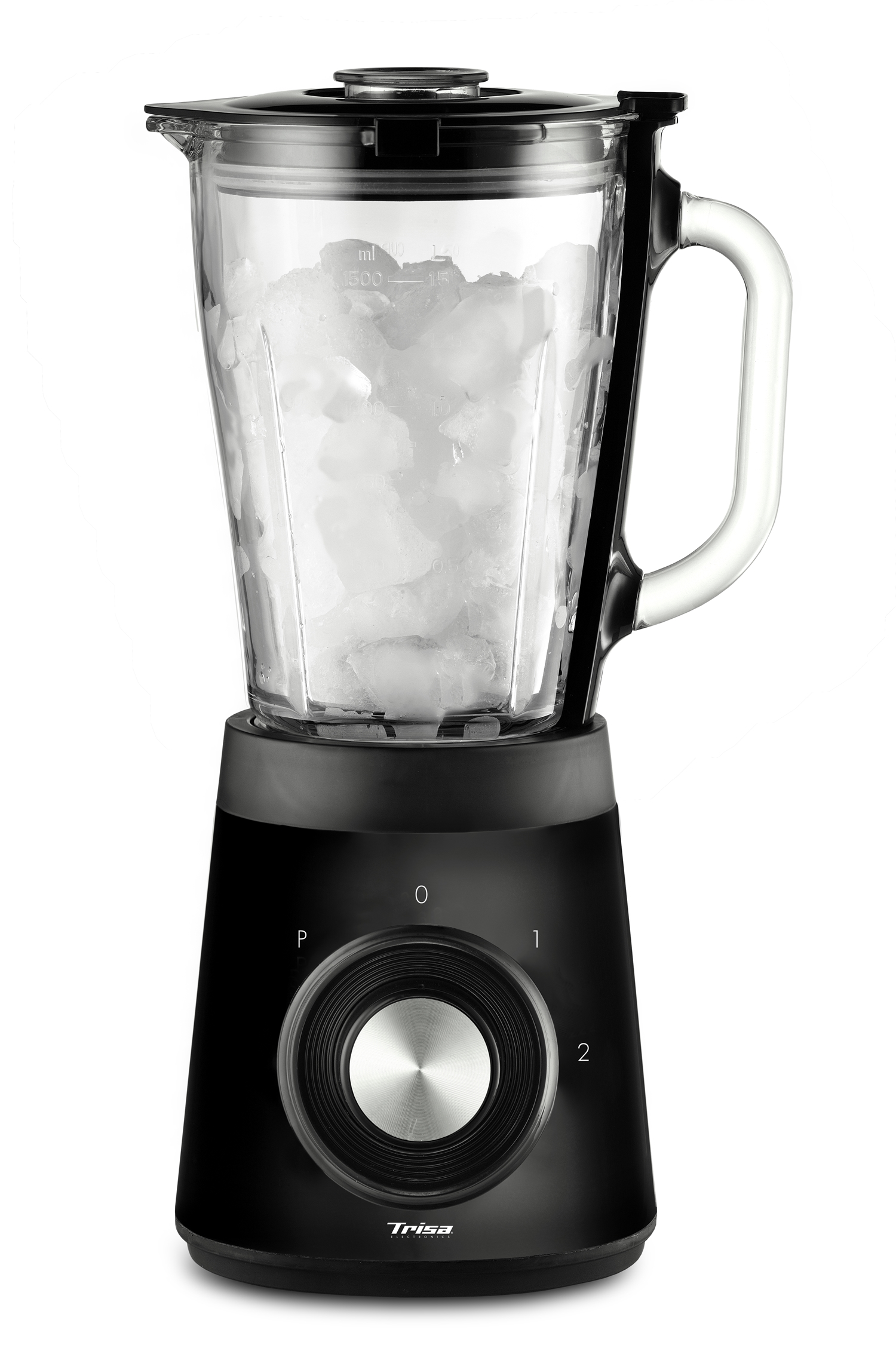 Ein schwarzer Mixer mit einem Glasbehälter voller Eiswürfel. Er hat einen Griff und ein Wählrad. Die Marke ist Trisa.
