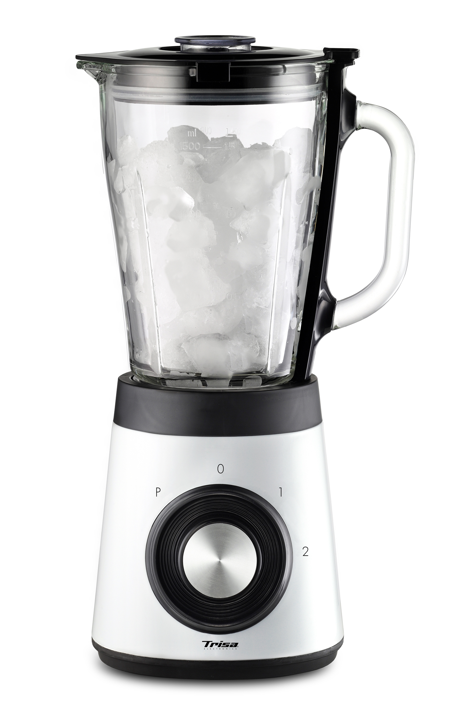 Ein weißer Mixer mit einem Glasbehälter voller Eis. Er hat einen schwarzen Deckel und Sockel. Der Bedienknopf hat die Einstellungen P, 0, 1, 2.